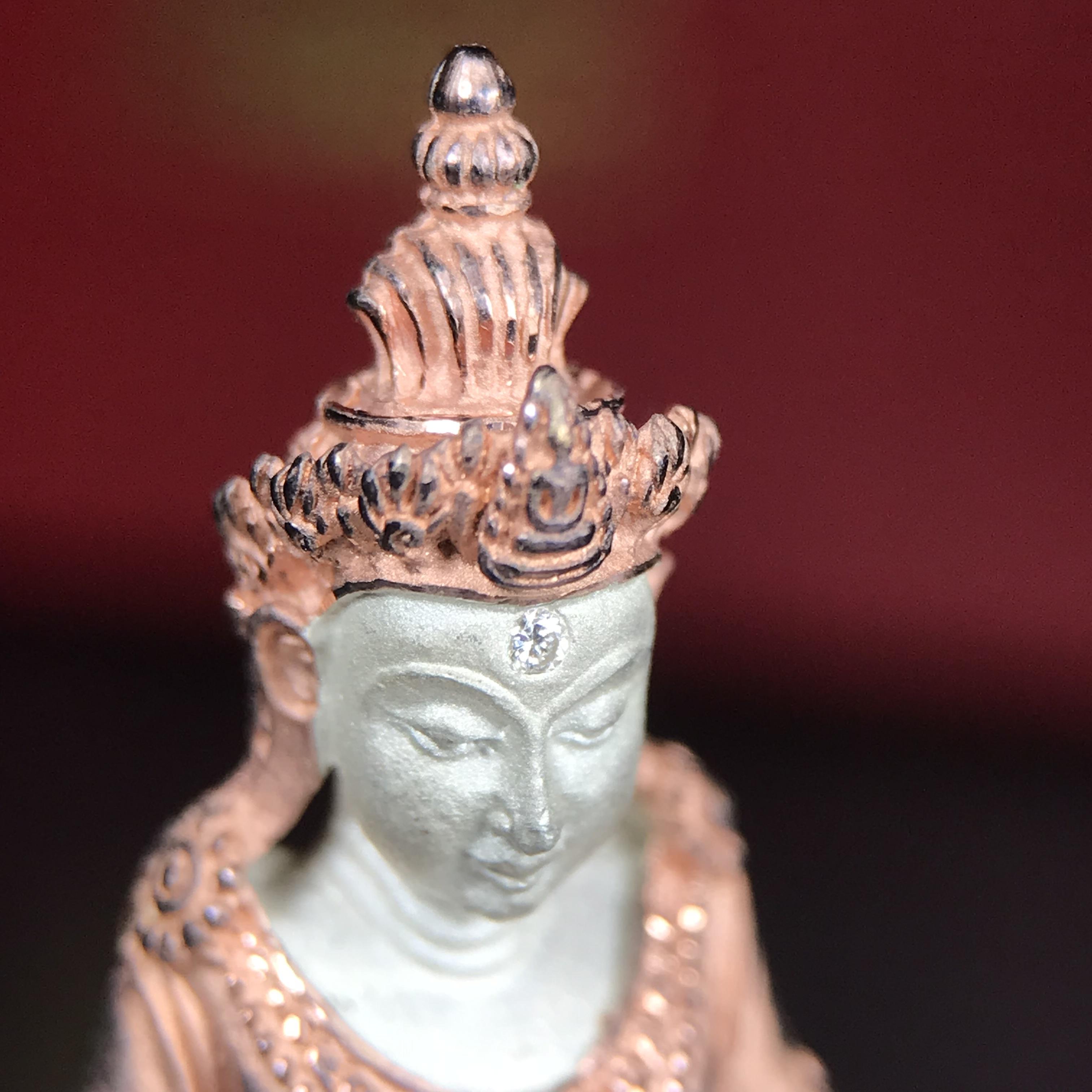 พระกริ่งอวโลกิเตศวร ( เจ้าแม่กวนอิม ) วัดโพธิ์แมนคุณาราม รุ่นอุดมโภคทรัพย์ พ.ศ.2539 เนื้อเงิน 3 กษัตริย์ (องค์พิเศษกรรมการ ฝังเพชรตำแหน่งดวงตาที่สามกลางหน้าผาก 1 เม็ด)(อีกหนึ่งรุ่นยอดนิยม พุทธศิลป์สวยงดงาม)***องค์พิเศษกรรมการฝังเพชร พบเจอน้อยหายากมาก***