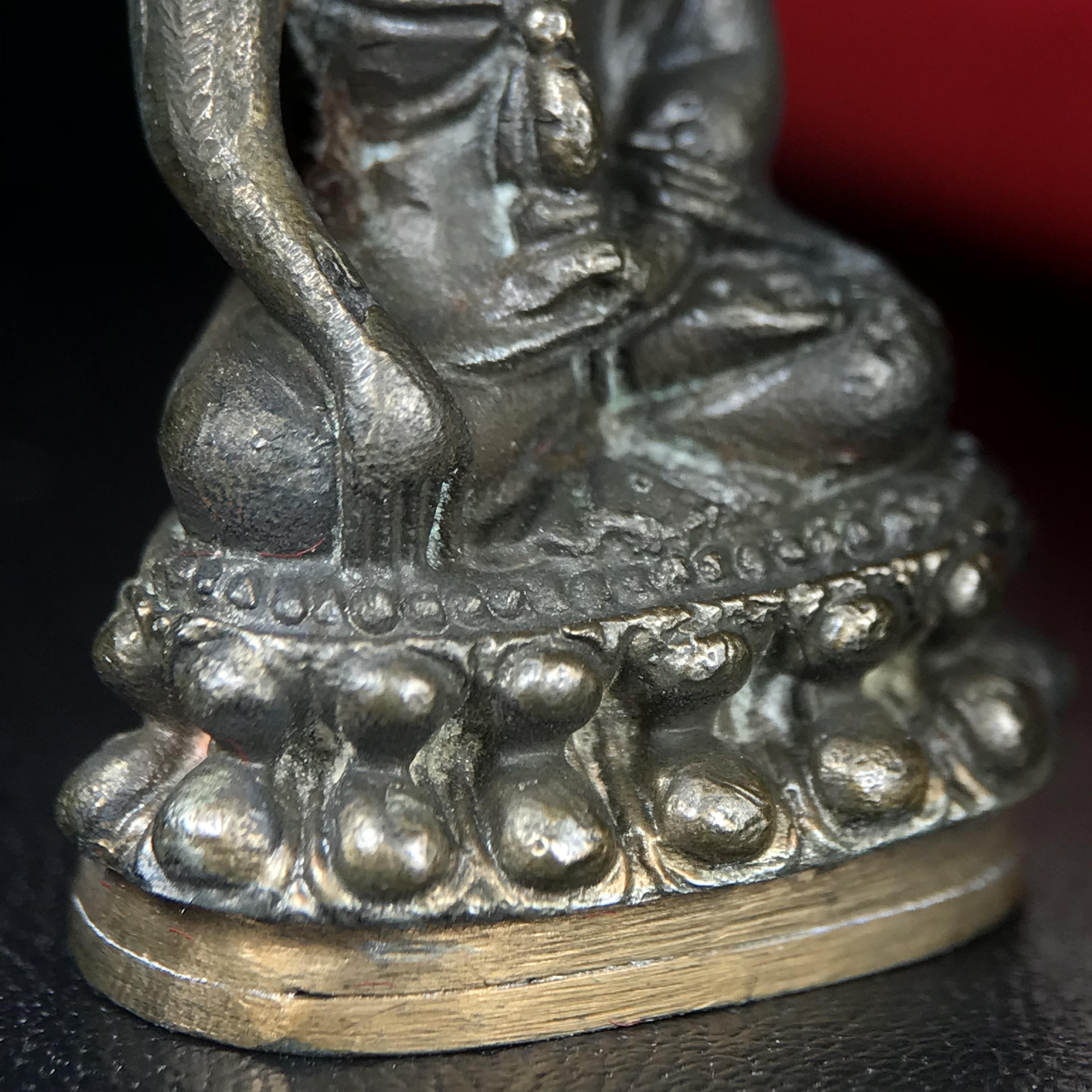 พระกริ่งศาสดา ภปร. วัดบวรนิเวศวิหาร ปี 2532 จัดสร้างในโอกาสสองทศวรรษรามาธิบดี เพื่อศูนย์การแพทย์สิริกิติ์ เนื้อนวโลหะ(ผิวเดิมสวยงาม) (พิธีใหญ่ มวลสารมงคล สวยงามเข้มขลัง)สมเด็จพระญาณสังวร สมเด็จพระสังฆราชฯเสด็จเททอง***ตอกโค๊ตหมายเลข ๑๑๑๖***