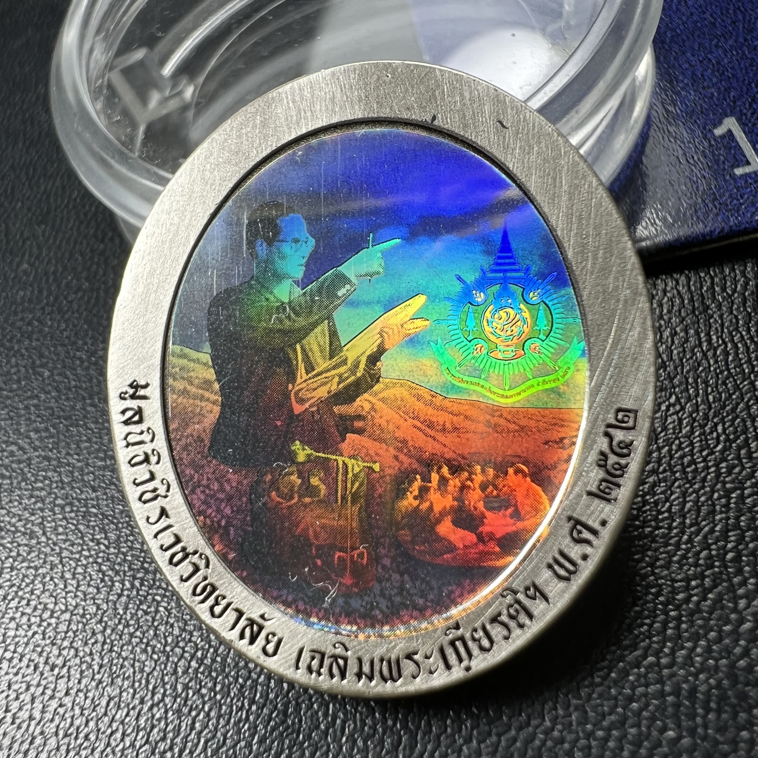 เหรียญ ร.9 เฉลิมพระเกียรติ 72 พรรษา 3 มิติโฮโลแกรม(รุ่นแรก) เหรียญนิเกิ้ลเคลือบเงิน 999(ชุบเงินรมดำ)(ผลิตจากโรงงานกษาปณ์ฮูกานินทร์ ประเทศสวิสเซอร์แลนด์) (สภาพสวยเดิมพร้อมซองบรรจุเดิม)หมายเลข11699(เลขสวย)