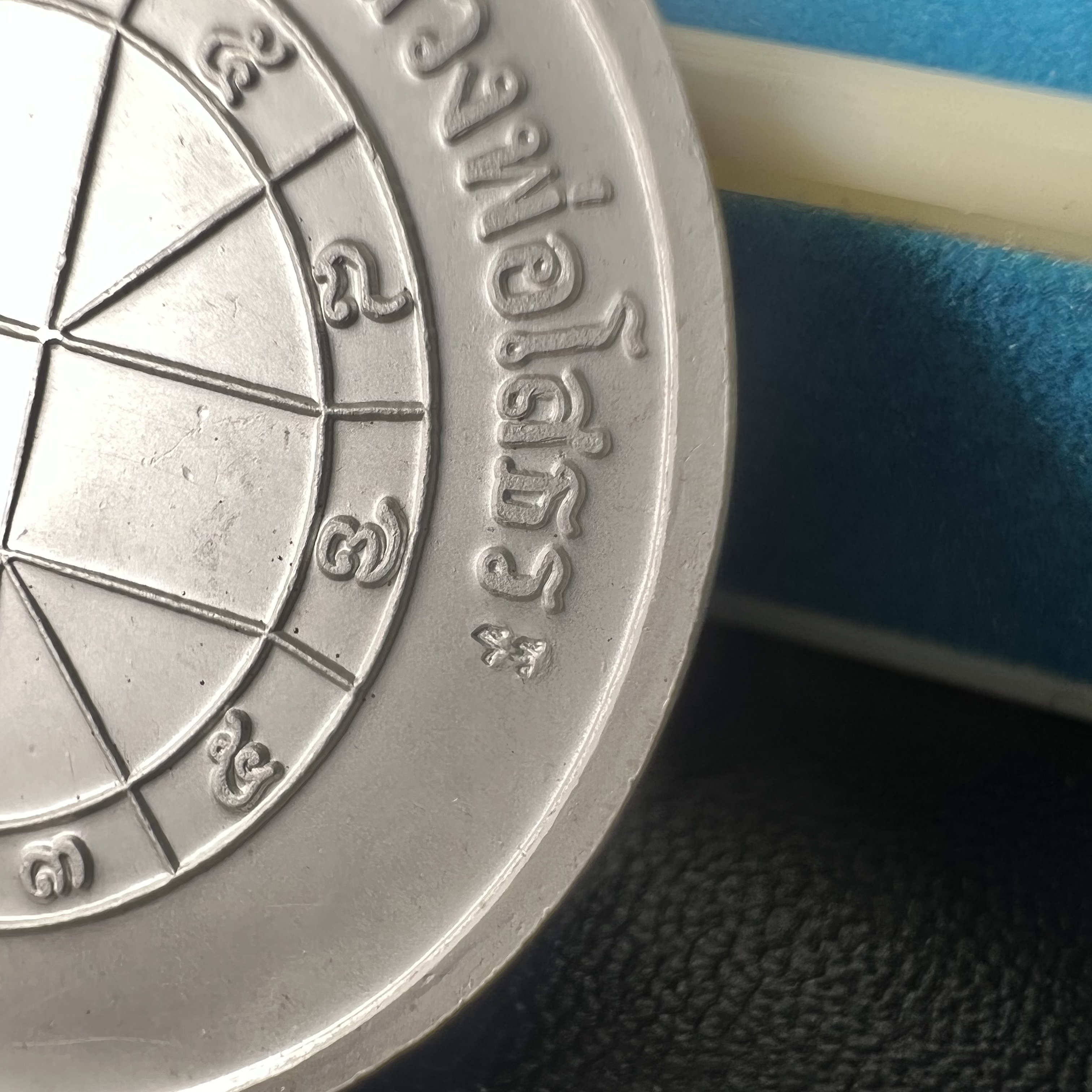 เหรียญหลวงพ่อโสธร รุ่นดวงชะตาคู่ชีวิต พิธีมหาจักรพรรดิตราธิราชครั้งยิ่งใหญ่ พิธีสวดนพเคราะห์เพื่อความเป็นสิริมงคล ปี 2547 ณ พระอุโบสถวัดโสธรวรารามวรวิหาร จ.ฉะเชิงเทรา เนื้อเงินลงยาราชาวดี ขนาด 3.2 ซม.พร้อมกล่องบรรจุเดิมสภาพสวยครบสมบูรณ์