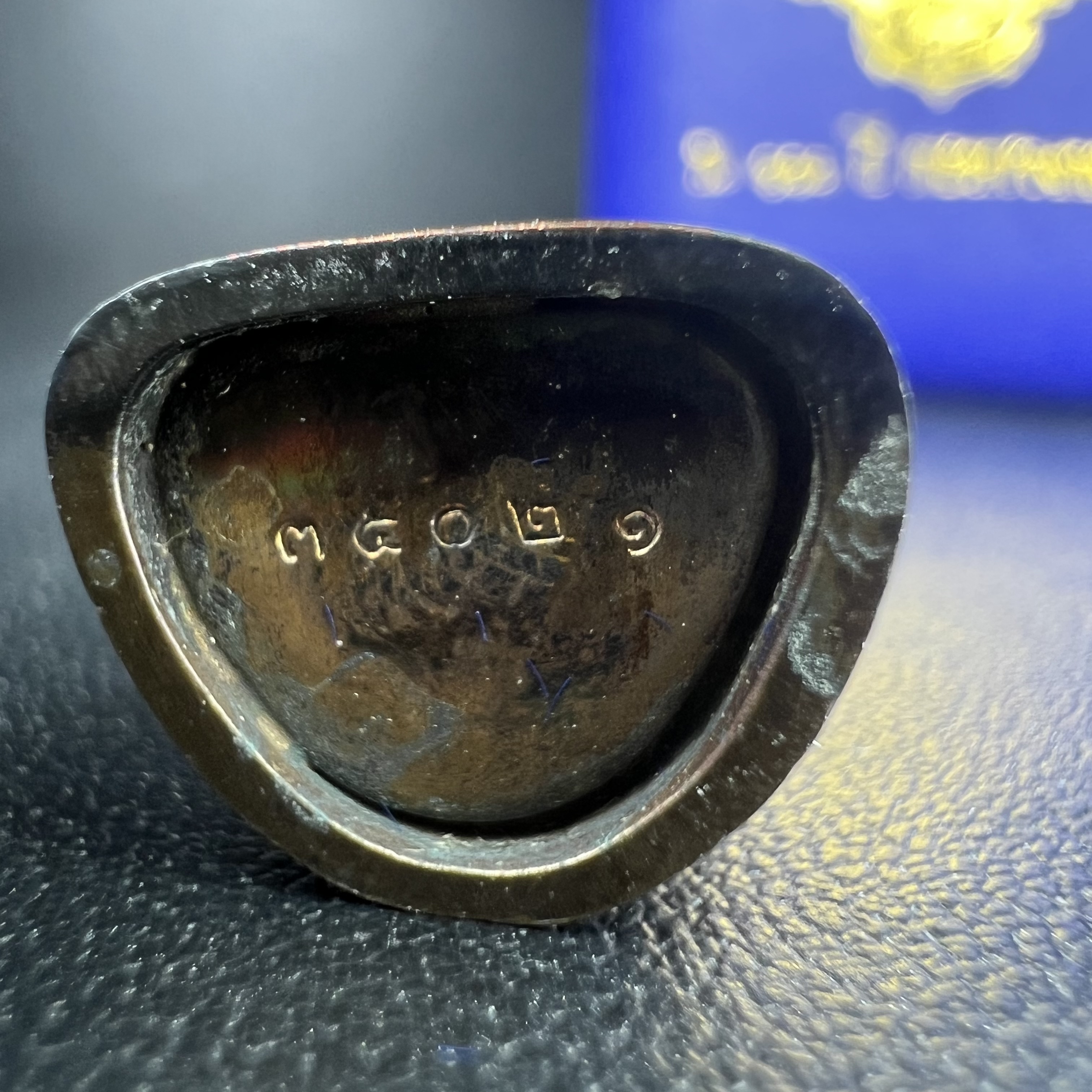 รูปเหมือนหล่อลอยองค์หลวงปู่ทวด รุ่น 111ปี กระทรวงกลาโหม เนื้อนวโลหะรมดำ-ปัดเงา ปี2540 พิธีใหญ่ เข้มขลัง นิยม พร้อมกล่องบรรจุเดิม(คัดสภาพสวยผิวเทพๆผิวรุ้งๆ)ทั้งพิธีทั้งพุทธศิลป์ทรงคุณค่าอีกหนึ่งรุ่นยอดนิยม