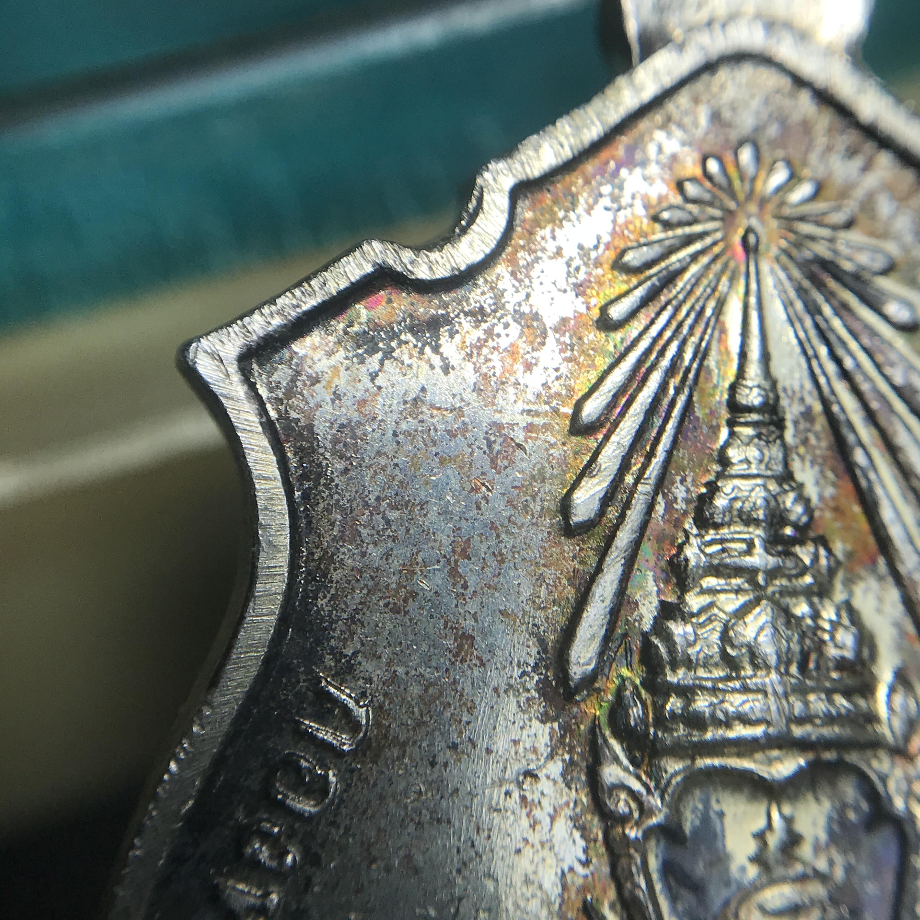 เหรียญในหลวงทรงผนวช กองทัพภาคที่3 ปี2517 เนื้อเงิน(ในหลวงรัชกาลที่9เสด็จในพิธี)(คัดสภาพสวย ผิวเดิม เส้นวงเดือนวิ่งคมชัด สวยมาก)(1ใน2000เหรียญ)