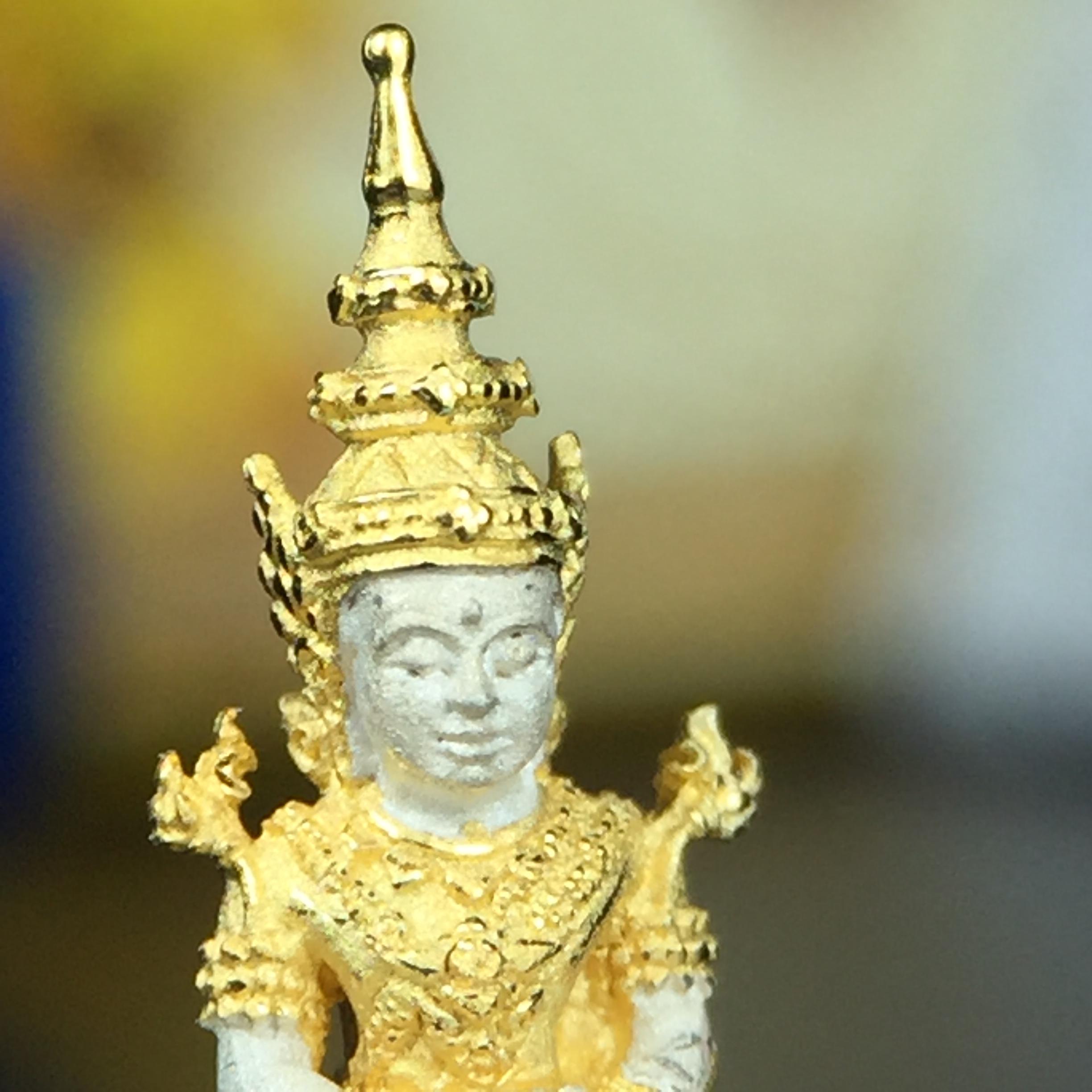 พระแก้วมรกต(จำลอง)ลอยองค์ ขนาดหน้าตัก 1/4 นิ้ว ทรงเครื่องฤดูร้อน เนื้อเงินสามกษัตริย์ ตราสัญลักษณ์ฉลองสิริราชสมบัติครบ 60 ปี พ.ศ.2549(สภาพสวย ครบ สมบูรณ์)