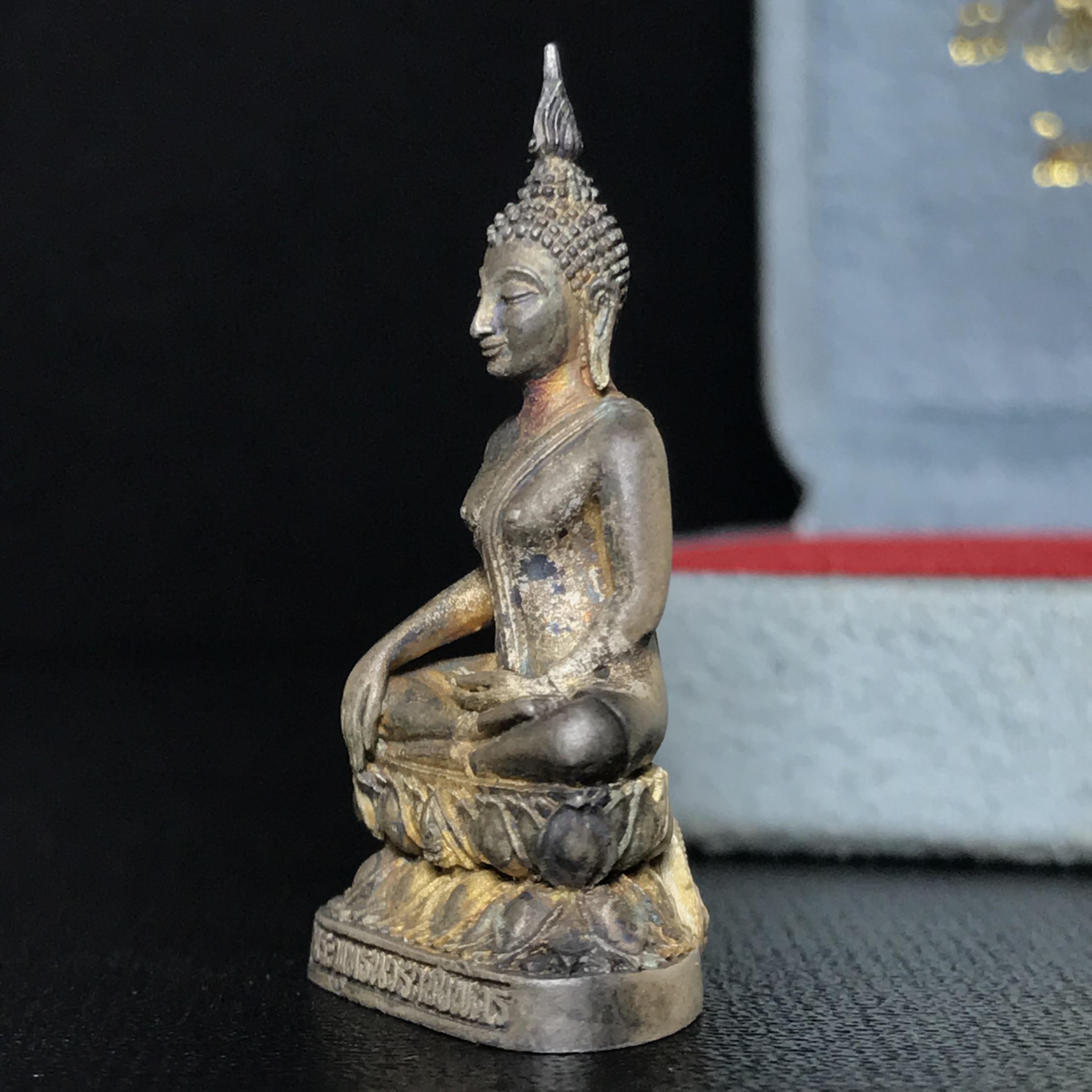 พระกริ่งพระพุทธนวราชบพิตร ครองสิริราชสมบัติครบ 50 ปี พ.ศ.2540 ชุดพระราชทาน(หายาก)เนื้อเงินผิวเดิมขึ้นสีรุ้งแบบนิยม