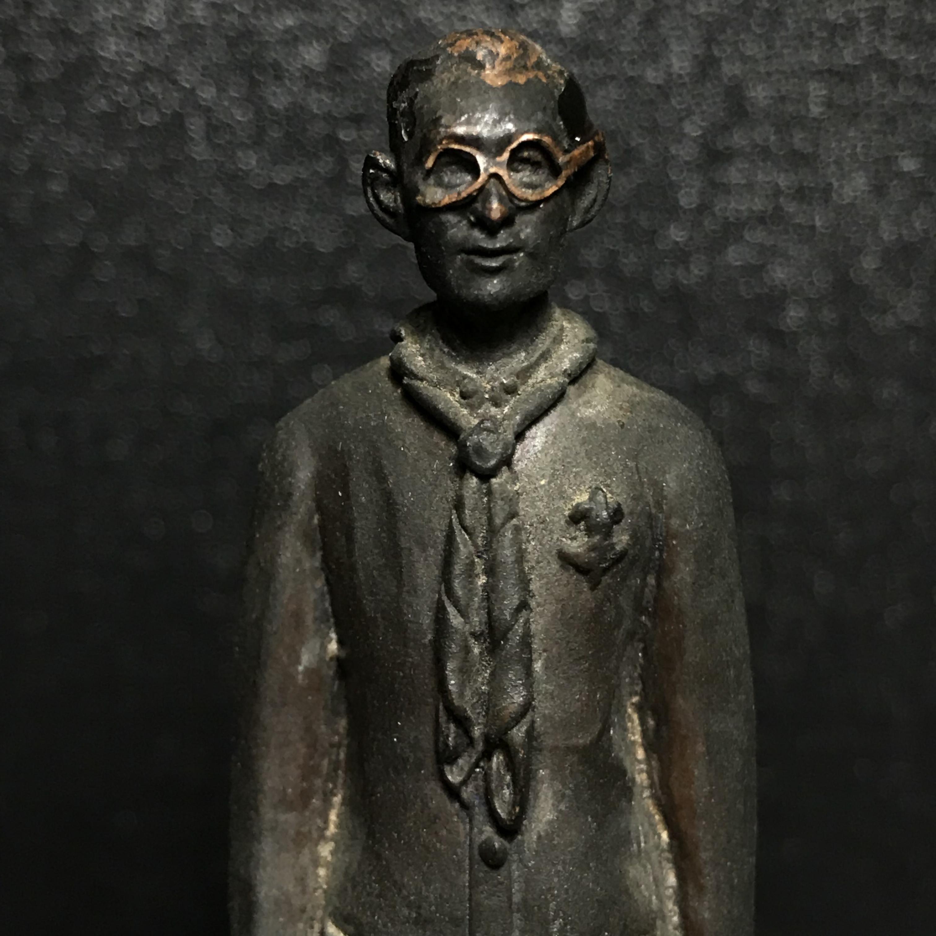 พระบรมรูปหล่อ ผู้ให้กำเนิดลูกเสือชาวบ้าน ในหลวงรัชกาลที่ 9 ทรงชุดลูกเสือชาวบ้าน ฐานหินอ่อน(หายาก)