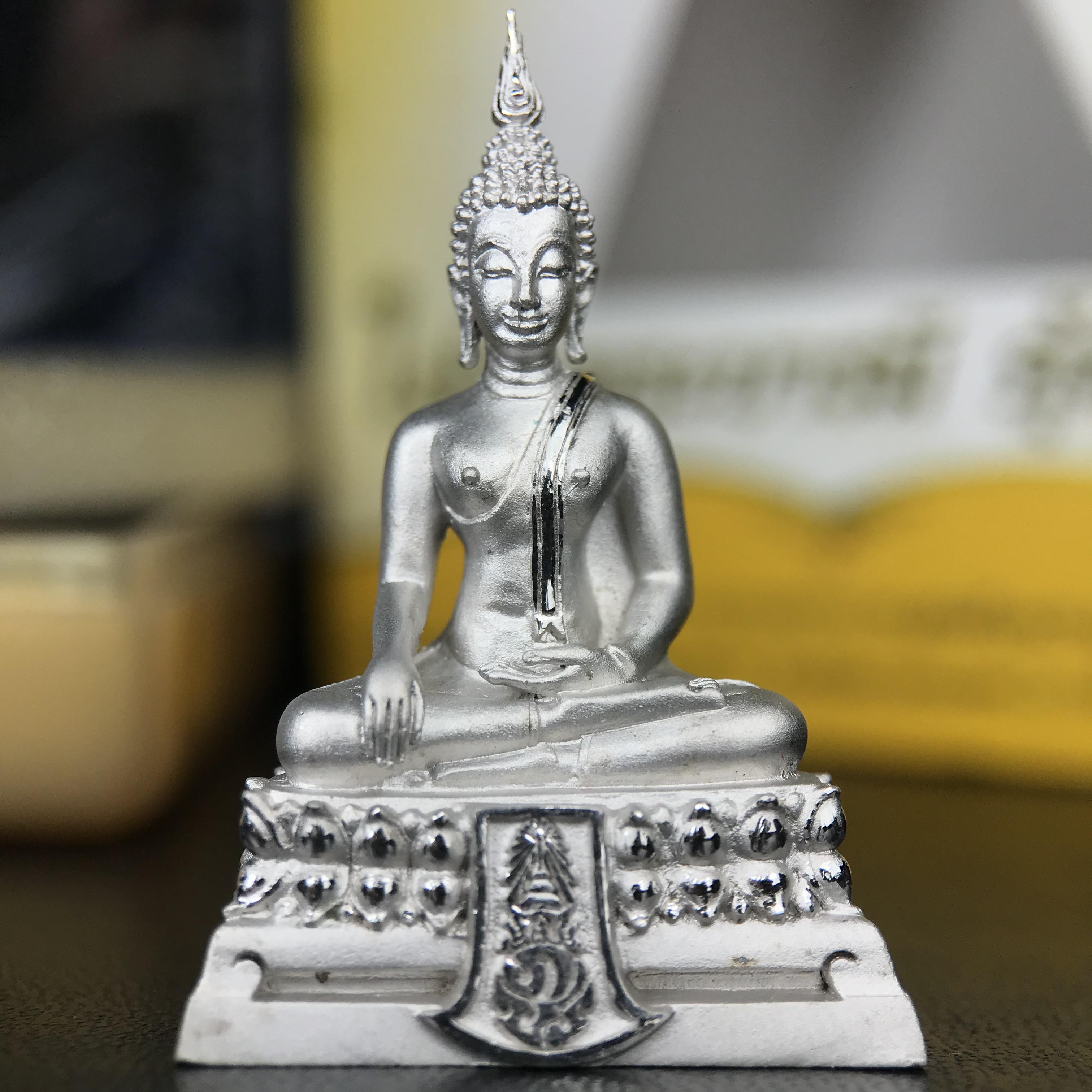 พระพุทธรูปคุ้มเกล้า ภปร.(ใต้ร่มพระบารมี คุ้มเกล้า) 60ปี โรงพยาบาลภูมิพลฯ พ.ศ.2552 เนื้อเงิน ชุบทองคำขาว(พิมพ์ใหญ่ขนาด 35.5*24 มม.)สภาพสวยเดิมพร้อมกล่องบรรจุเดิม ตอกโค๊ดหมายเลข ๘๒๒ หายาก(1ใน5000 องค์)