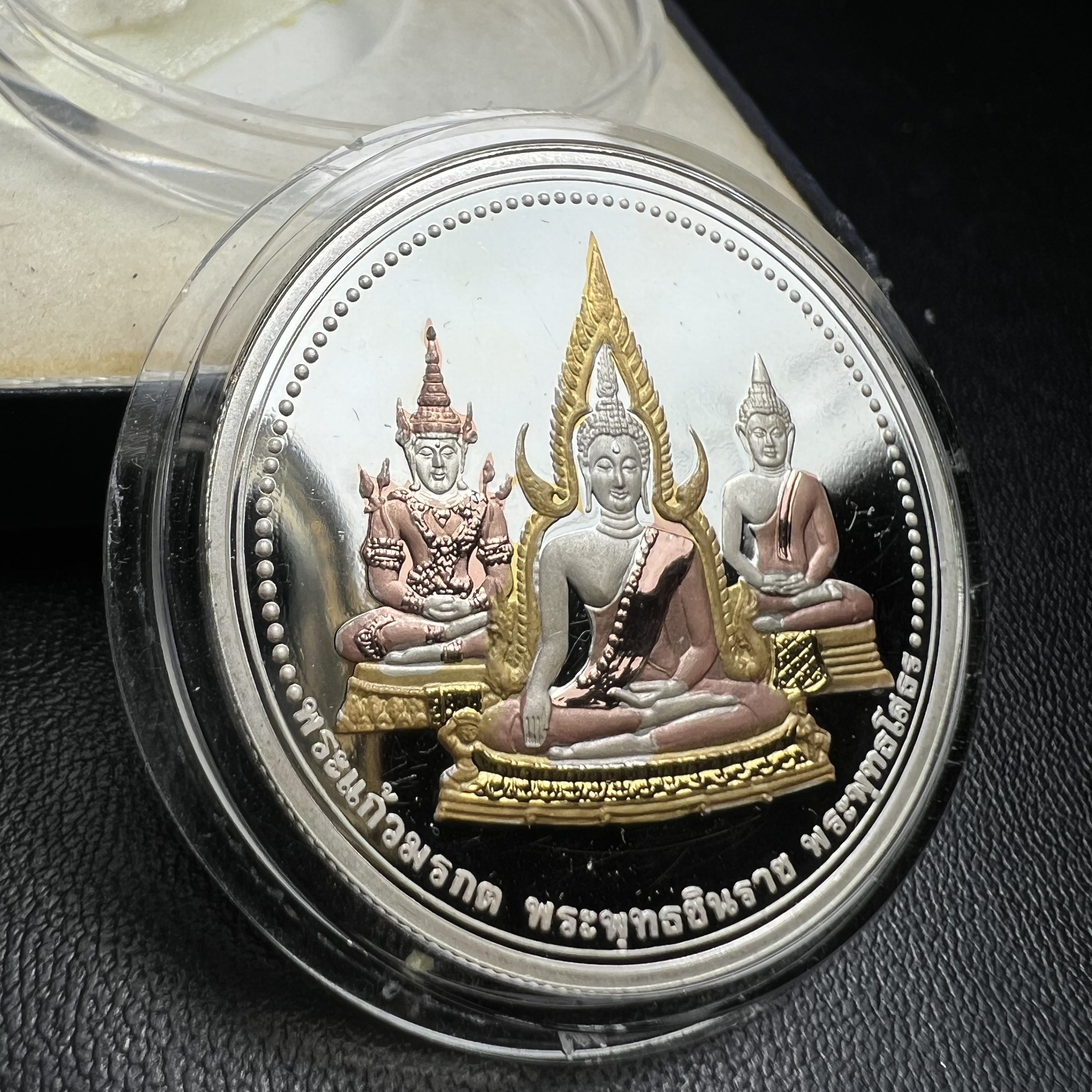 เหรียญพระแก้วมรกต พระพุทธชินราช พระพุทธโสธร รุ่นพุทธบารมี ปี 2540 เนื้อเงินขัดเงา 99.9% ชุบ 3 กษัตริย์ พร้อมกล่องบรรจุเดิม พิธีพุทธาภิเษก 2 พิธี มหามงคล (พระพุทธคู่บ้านคู่เมือง รูปแบบเหรียญสวยงดงามมาก พิธีใหญ่ เป็นที่นิยม)สร้างน้อยหายาก 1 ใน 500 เหรียญ