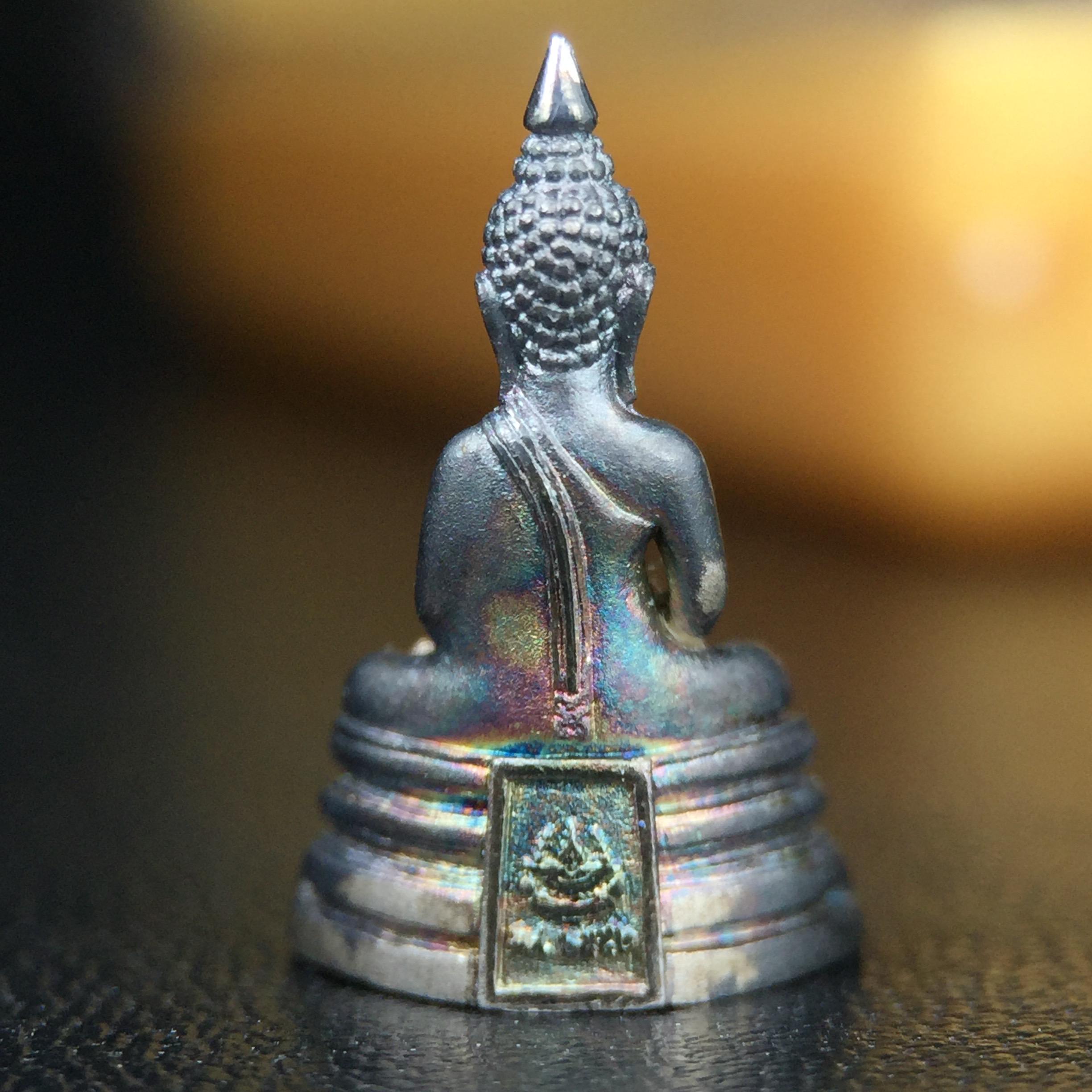 พระพุทธโสธร คุ้มเกล้าฯ ภปร.(ใต้ร่มพระบารมี คุ้มเกล้า) 60ปี รพ.ภูมิพลฯ พ.ศ.2552 เนื้อเงิน ชุบทองคำขาว(พิมพ์เล็กขนาด 11.5*10.5 มม.)เนื้อเงินผิวเดิมกลับดำขึ้นสีรุ้งเข้มขลังงดงามธรรมชาติสร้างสรรค์ สภาพสวยเดิมพร้อมกล่องบรรจุเดิม ตอกโค๊ดหมายเลขกำกับ