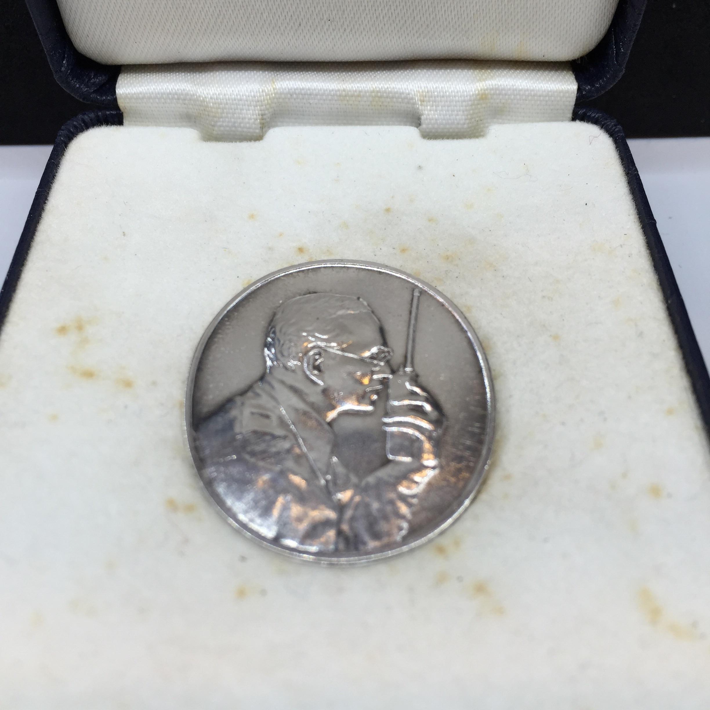 เหรียญที่ระลึกเฉลิมพระเกียรติ พระราชกรณียกิจ ด้านการสื่อสาร กรมไปรษณีย์โทรเลข ปี2539 เนื้อเงิน (ในหลวงทรงวิทยุ)