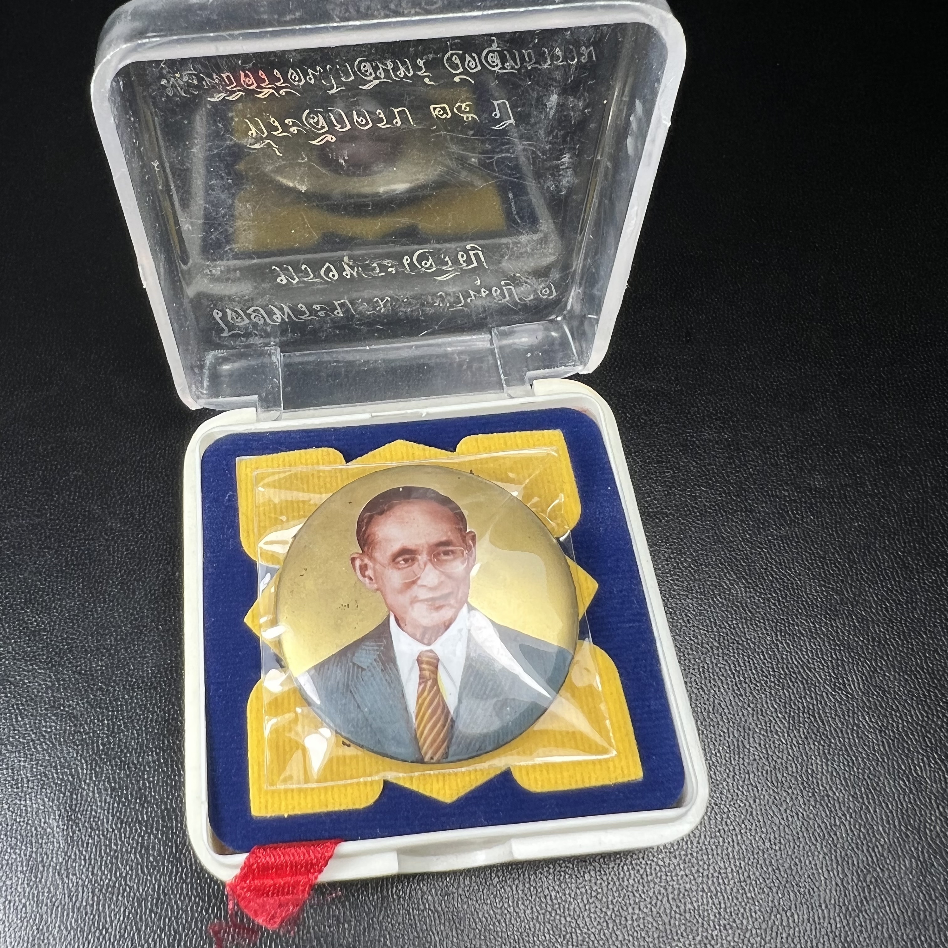 ล็อกเกตในหลวงรัชกาลที่9 ที่ระลึกครบ 25 ปี มูลนิธิศรีรัตนโกสินทร์ วัดสุทธาราม พ.ศ. 2550 พิมพ์ทรงกลมฉากสีทอง หลังปิดแผ่นโลหะสีขาว(สแตนเลส)ฝังพระยอดธง(นิยม)