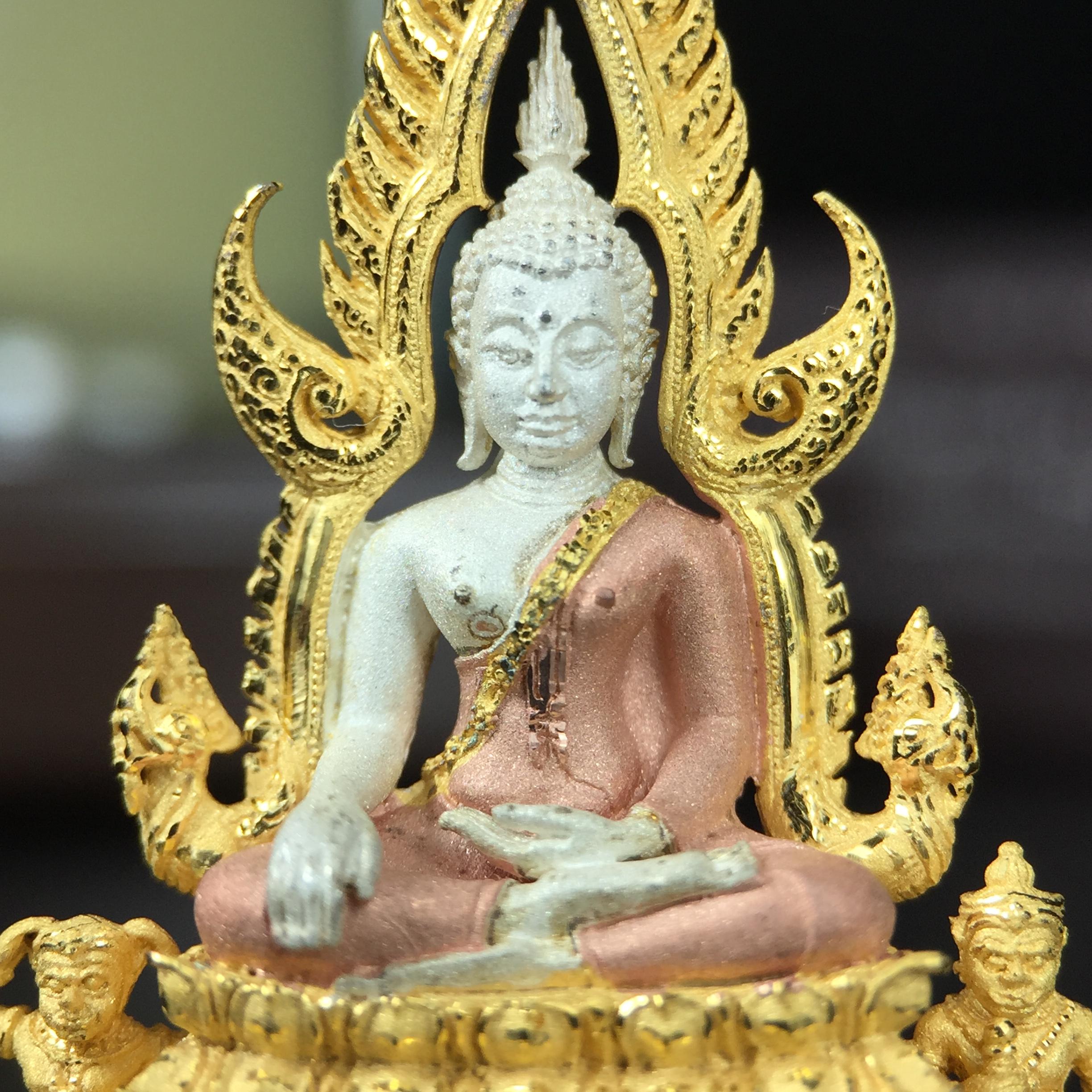 พระพุทธชินราช ภปร. โครงการ "เพราะแผ่นดินนี้ คือ แผ่นดินเกิด" ปี2548(รุ่นแรก) ลอยองค์ หน้าตัก 1/2 นิ้ว เนื้อเงินสามกษัตริย์ พุทธศิลป์งดงามทรงคุณค่า รุ่นยอดนิยม