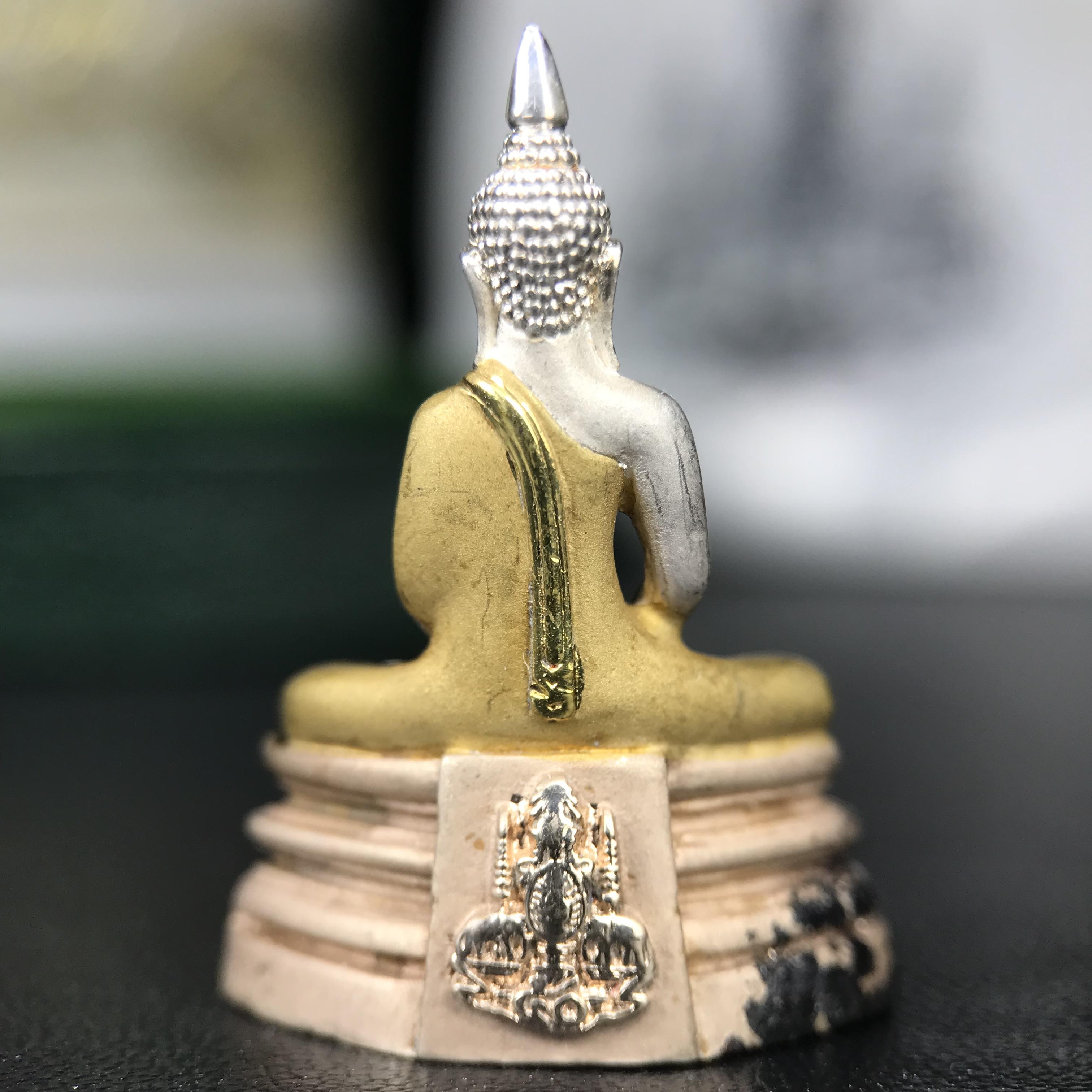 พระพุทธโสธร ภปร. รุ่นย้อนยุค สร้างพระอุโบสถ สมาคมชาวฉะเชิงเทรา จัดสร้าง ปี 2539 วโรกาสครองสิริราชสมบัติครบ 50 ปี เนื้อเงินชุบสามกษัตริย์ทรายนวลขัดเงาบางส่วน(สภาพผิวเดิม เก่าเก็บ) พร้อมกล่องบรรจุและใบรับรองเดิมครบ