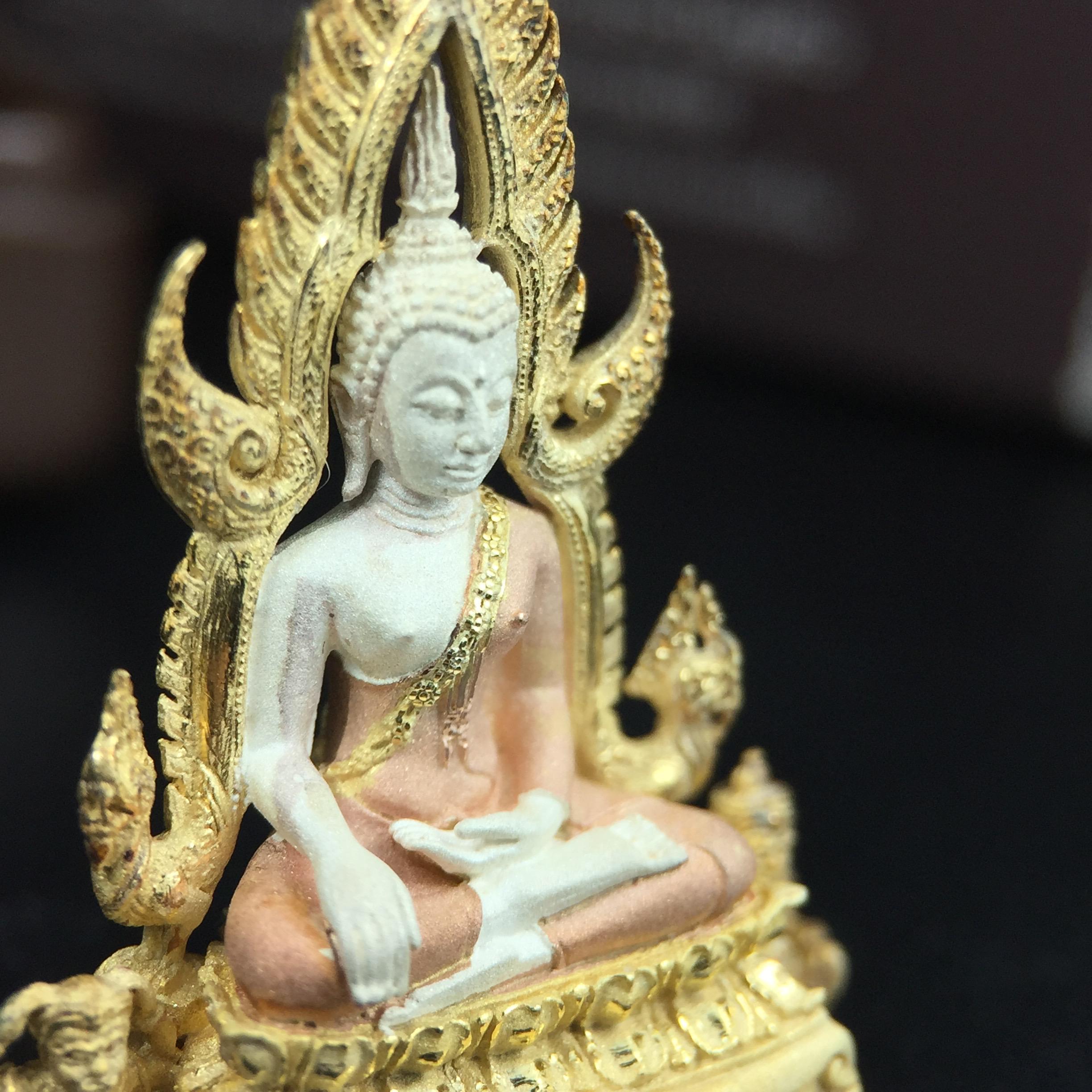 พระพุทธชินราช ภปร. โครงการ "เพราะแผ่นดินนี้ คือ แผ่นดินเกิด" ปี2548(รุ่นแรก) ลอยองค์ หน้าตัก 1/2 นิ้ว เนื้อเงินสามกษัตริย์(ผิวเดิมติดรุ้งๆสวยดีมีเสน่ห์) พุทธศิลป์งดงามทรงคุณค่า รุ่นยอดนิยม