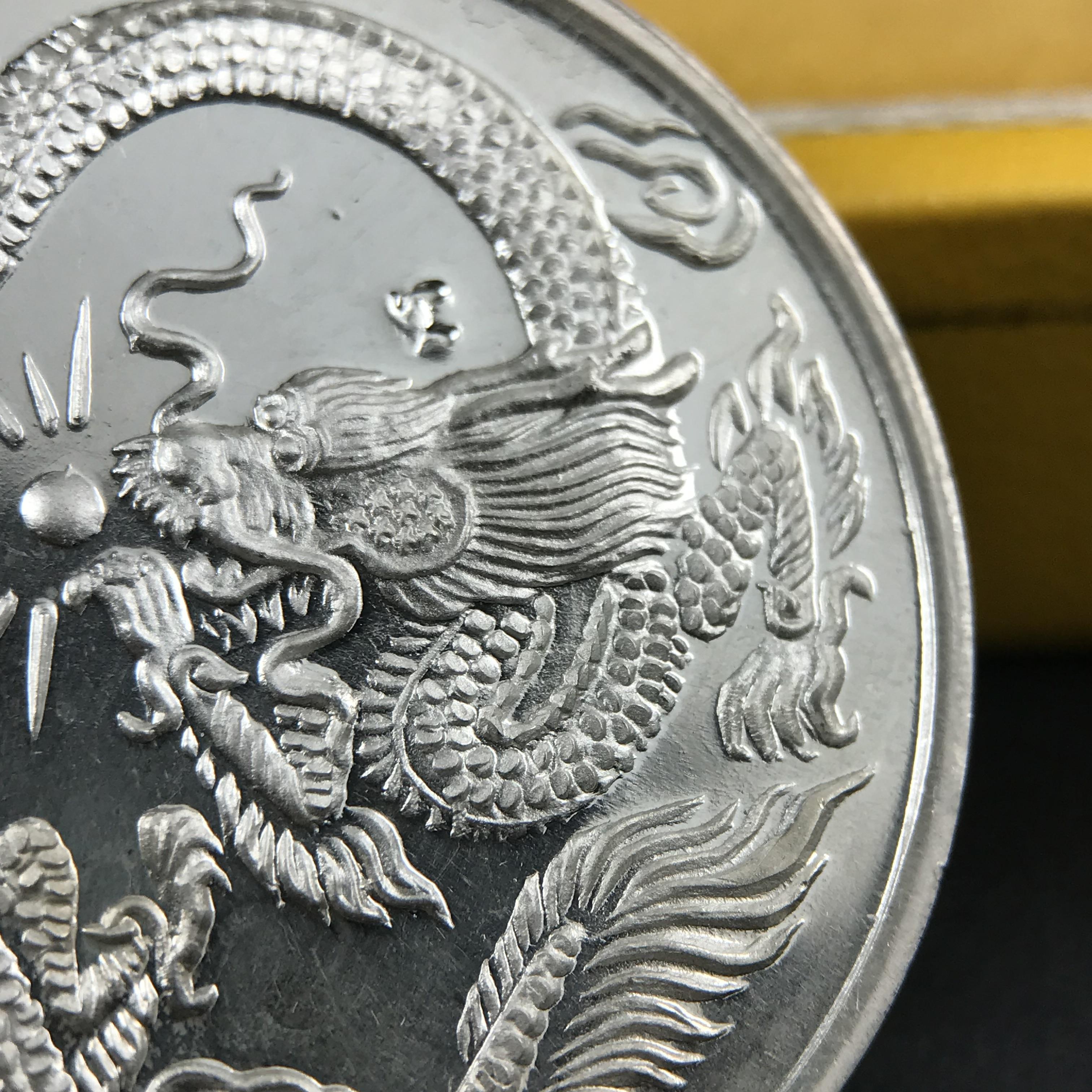 เหรียญพระโพธิสัตว์ อวโลกิเตศวร กวนอิม หลังมังกรเล่นแก้ว วัดราชบพิธสถิตมหาสีมาราม ปี 2536 เนื้อเงิน(ขัดเงาผิวกระจก) ขนาด 3 ซม. ตอกโค๊ตขอบเหรียญ ปลุกเสกพิธีใหญ่ พร้อมกล่องบรรจุเดิมครบ สภาพสวย