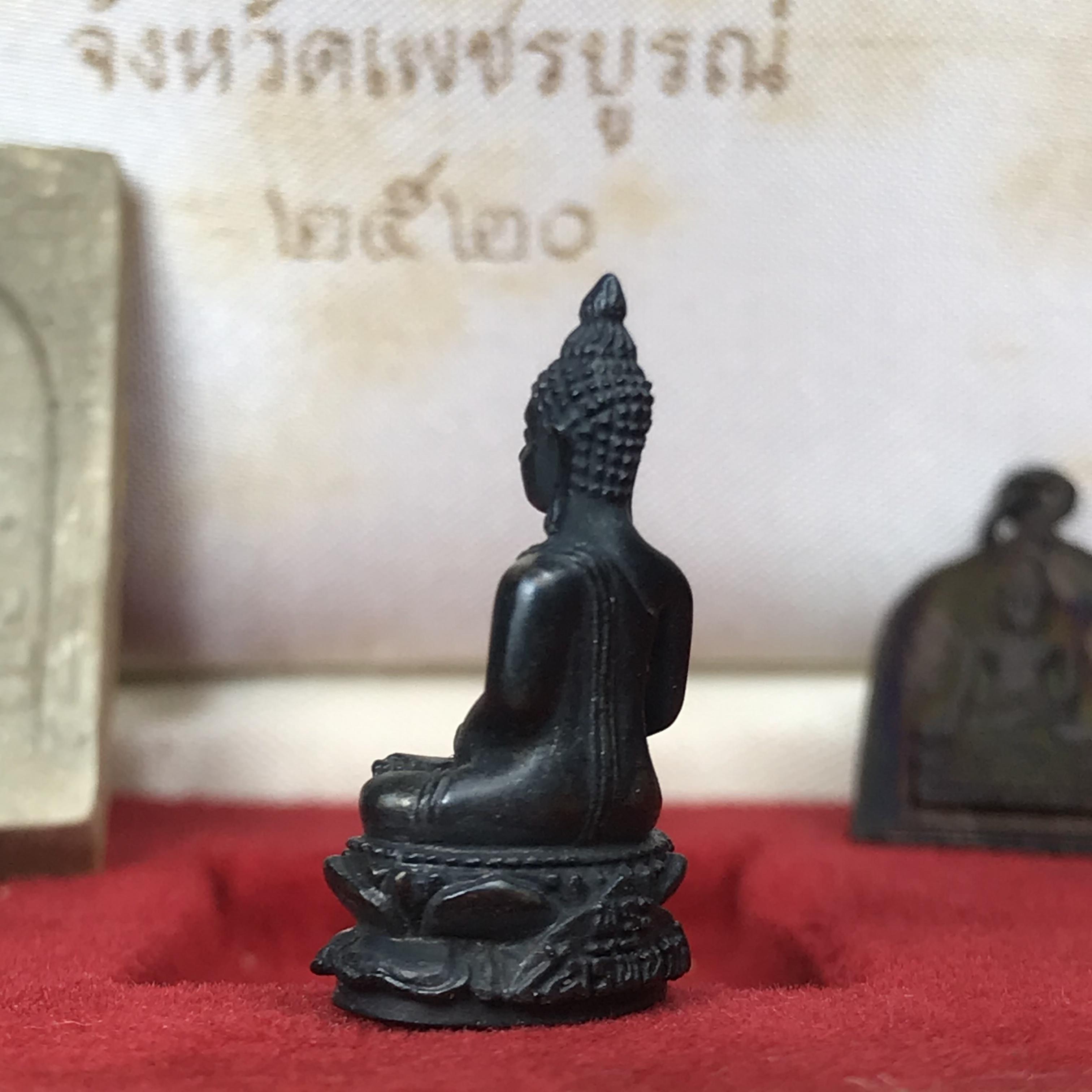 ชุดพระกริ่งไพรีพินาศ(รุ่นแรก สมเด็จพระญาณสังวร) เนื่องในพระบรมราชวโรกาสพระบาทสมเด็จพระเจ้าอยู่หัวรัชกาลที่9 เสด็จพระราชดำเนิน ในงานตัดลูกนิมิตสีมาอุโบสถ วัดเพชรวราราม จ.เพชรบูรณ์ ปี ๒๕๒๐ รุ่นเขาค้อ (ชุดกรรมการ ได้รับพระราชทาน พบเจอและหายากมากในปัจจุบัน)