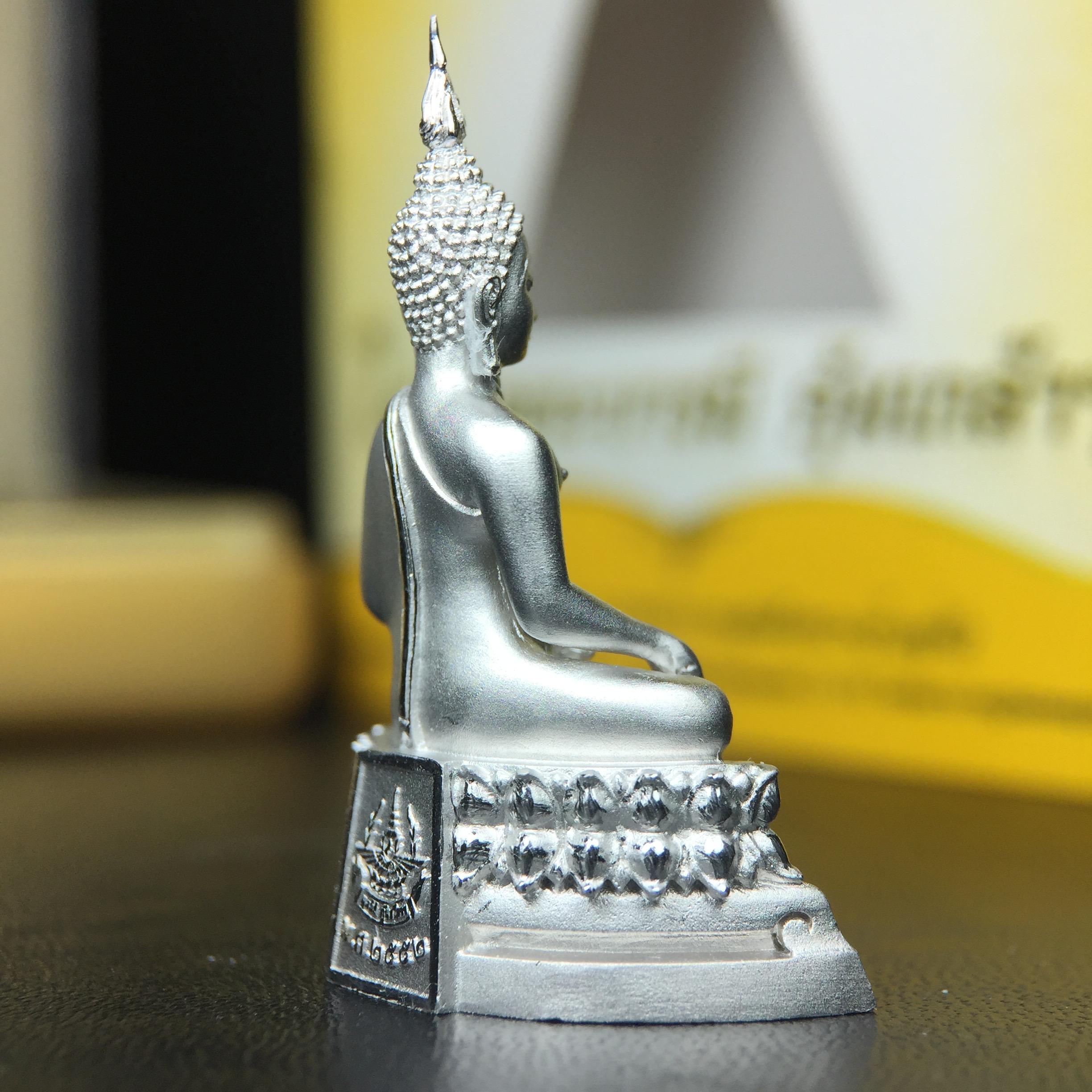 พระพุทธรูปคุ้มเกล้าฯ ภปร.(ใต้ร่มพระบารมี คุ้มเกล้า) 60ปี โรงพยาบาลภูมิพลฯ พ.ศ.2552 เนื้อเงิน ชุบทองคำขาว(พิมพ์ใหญ่ขนาด 35.5*24 มม.)สภาพสวยเดิมพร้อมกล่องบรรจุเดิม ตอกโค๊ดหมายเลขกำกับ หายาก(1ใน5000 องค์)