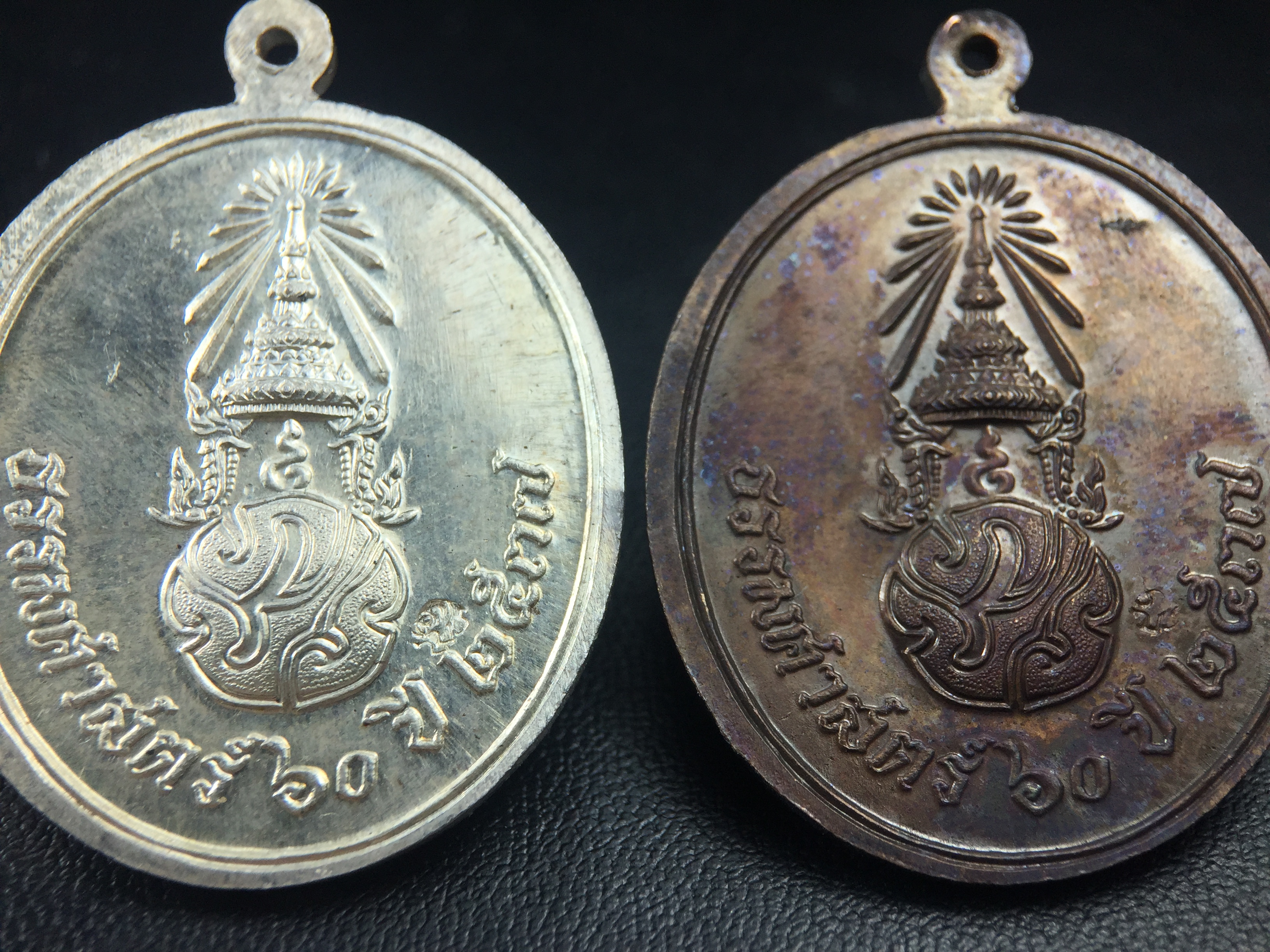 เหรียญพระพุทธสิหิงค์ ภปร. รุ่นมหาลัยธรรมศาสตร์ 60ปี พ.ศ.2537 พิมพ์ใหญ่(เนื้อเงิน+เนื้อทองแดง)ผิวเดิมๆสวยมาก(ในหลวงรัชกาลที่9เสด็จในพิธี)(พิธีใหญ่ เกจิที่มีชื่อเสียงมาร่วมปลุกเสกจำนวนมาก ชนวนมาลสารเก่าเข้มขลัง )ของดีธรรมศาสตร์ที่ศิษย์เก่าไม่ควรพลาด