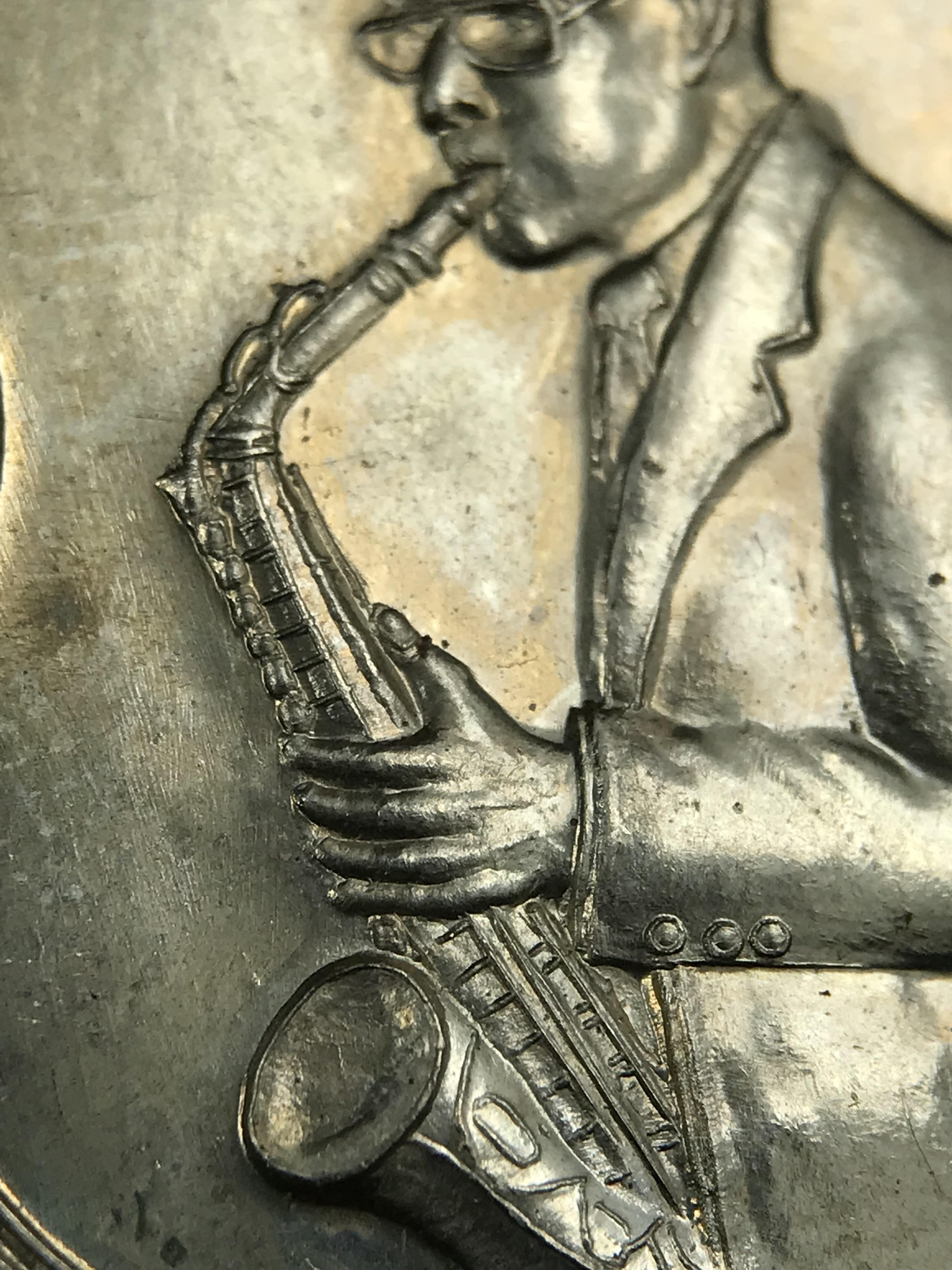 เหรียญครอบครูช่างหลวง(ในหลวงทรงดนตรี) เนื้ออัลปาก้า ปี 2550(หายาก)สุดยอดแห่งความหายากมีหมุนเวียนให้เห็นน้อยมากเป็นอีกหนึ่งรุ่นยอดนิยมของเสด็จพ่อร.9เหรียญนี้สวยมากผิวน้ำทองทั่วทั้งเหรียญ