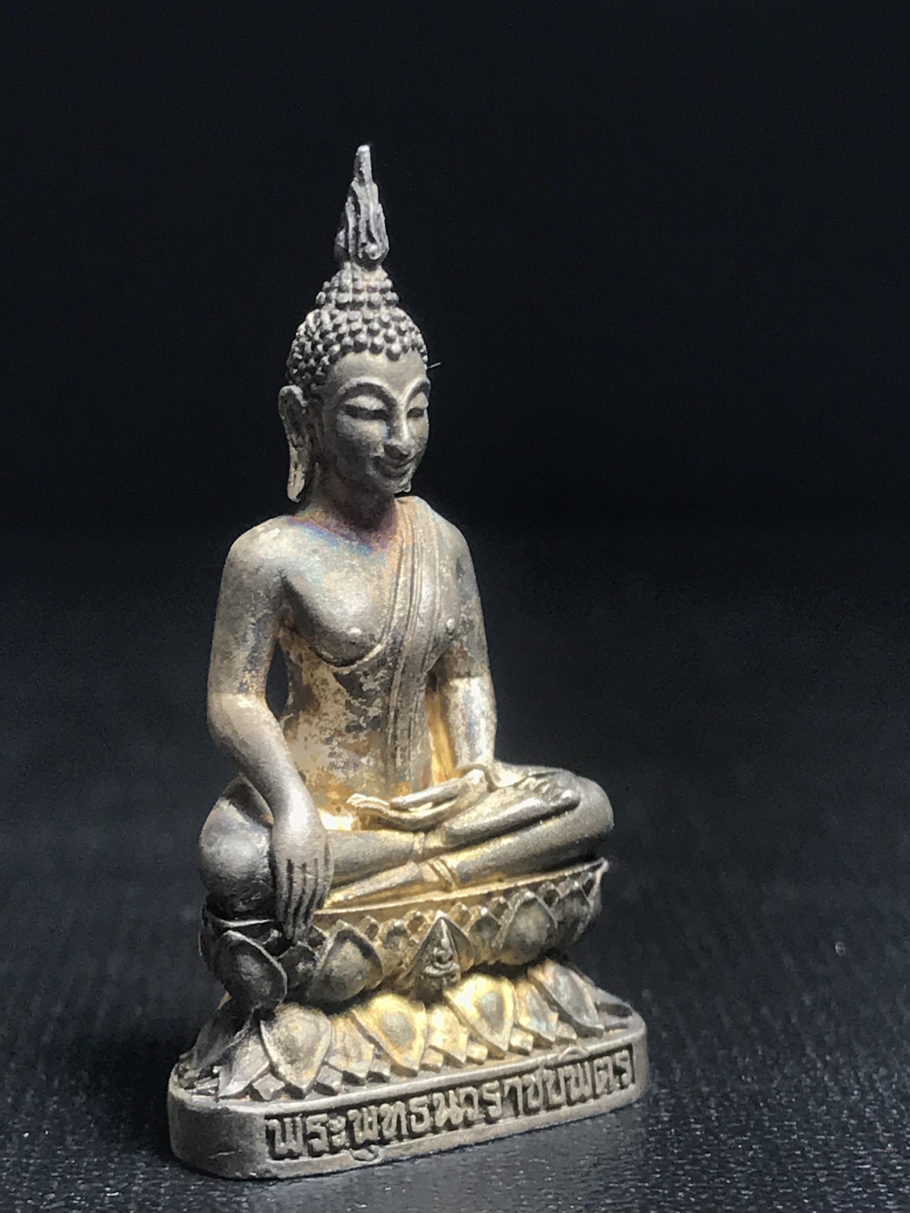 พระกริ่งพระพุทธนวราชบพิตร ครองสิริราชสมบัติครบ 50 ปี พ.ศ.2540 ชุดพระราชทาน(หายาก)เนื้อเงินผิวเดิมขึ้นสีรุ้งแบบนิยม