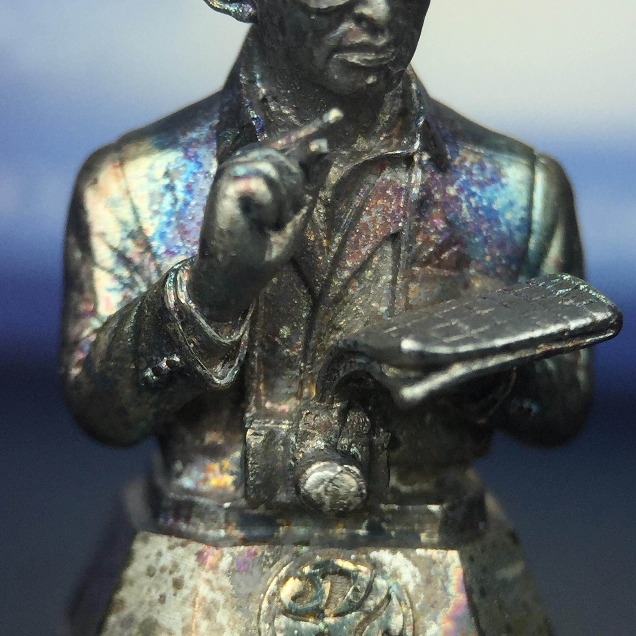 พระบรมรูปพระบาทสมเด็จพระเจ้าอยู่หัวรัชกาลที่ 9(ทรงงาน) ภปร. รุ่นเพราะแผ่นดินนี้คือแผ่นดินเกิด ปี 2551 ขนาดสูง 1 นิ้ว เนื้อเงิน(ผิวเดิมขึ้นสีรุ้งธรรมชาติสวยมาก)(ด้านหน้า ฐานพระบรมรูปฯ ประดิษฐานอักษรพระปรมาภิไธย ภ.ป.ร.)นิยมหายาก(1 ใน 5000 องค์)