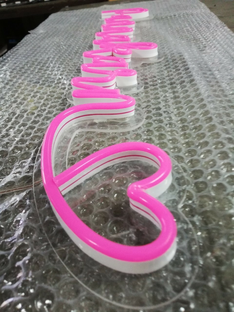 ป้ายไฟนีออน LED อะคริลิคใสรองหลัง