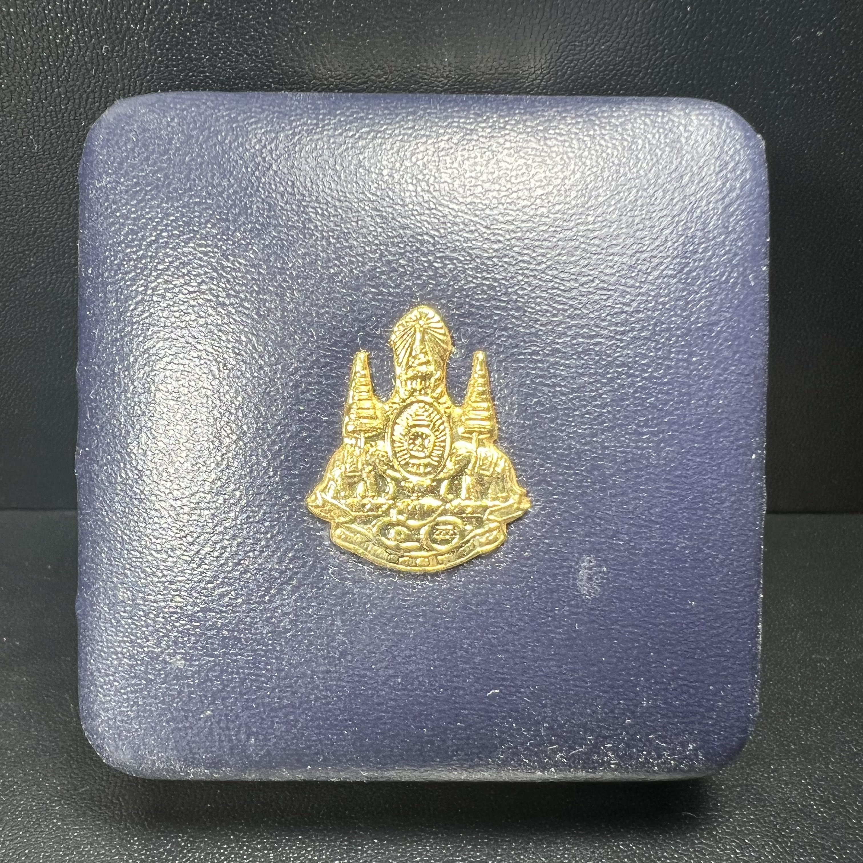 เหรียญสมเด็จพระญาณสังวร สมเด็จพระสังฆราช วัดบวรนิเวศวิหาร รุ่นเฉลิมพระเกียรติ ปี2539 เนื้อเงินลงยา(ผิวเดิมรุ้งๆสภาพสวยสมบูรณ์ กล่องบรรจุเดิมครบ)หมายเลข 649