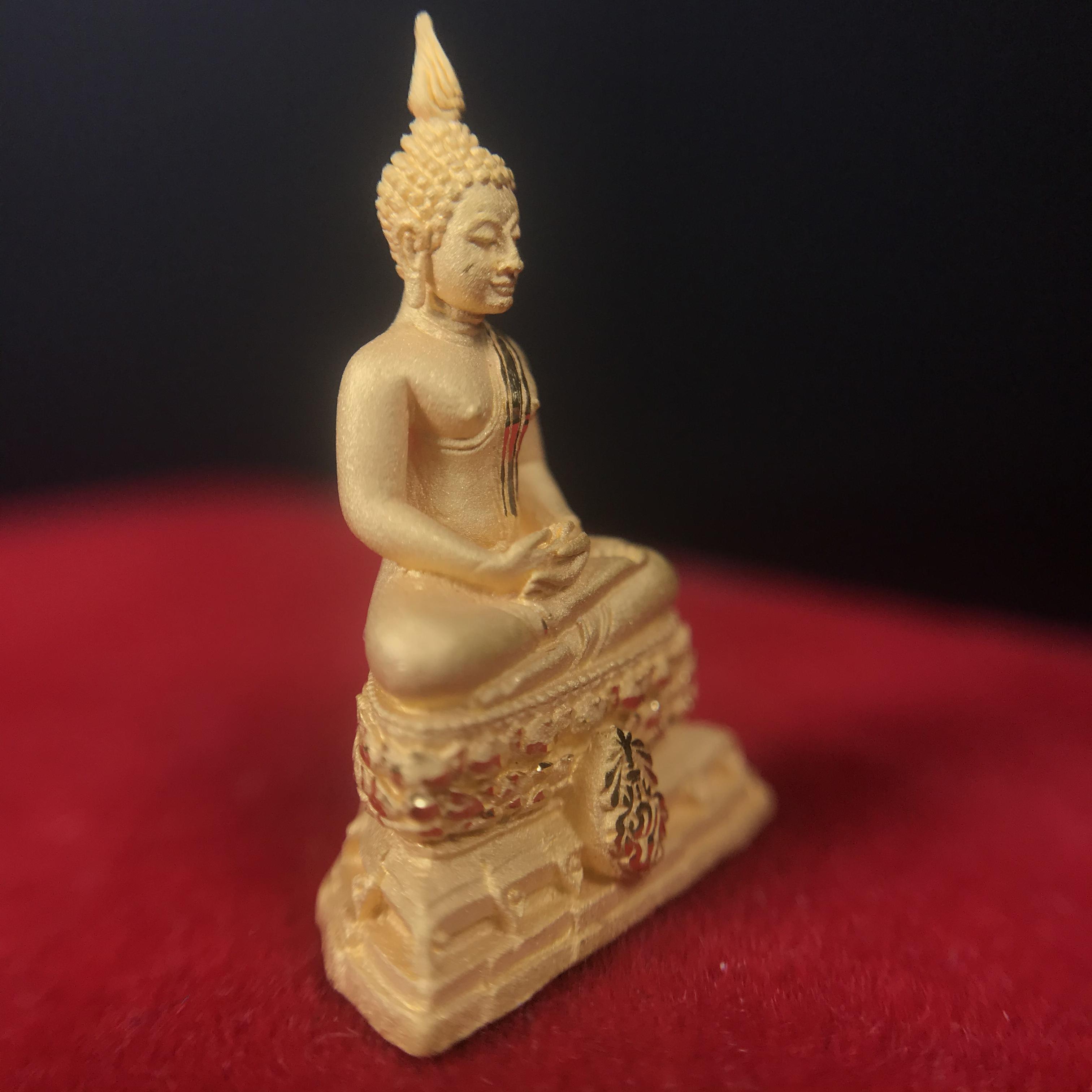 พระชัยวัฒน์พุทธสิหิงค์ ภปร. รุ่นสร้างหอพระธรรมศาสตร์ ปี2542 เนื้อทองคำ(5.9 กรัม) มหาพิธี 3วาระอันยิ่งใหญ่(1ใน5000องค์)