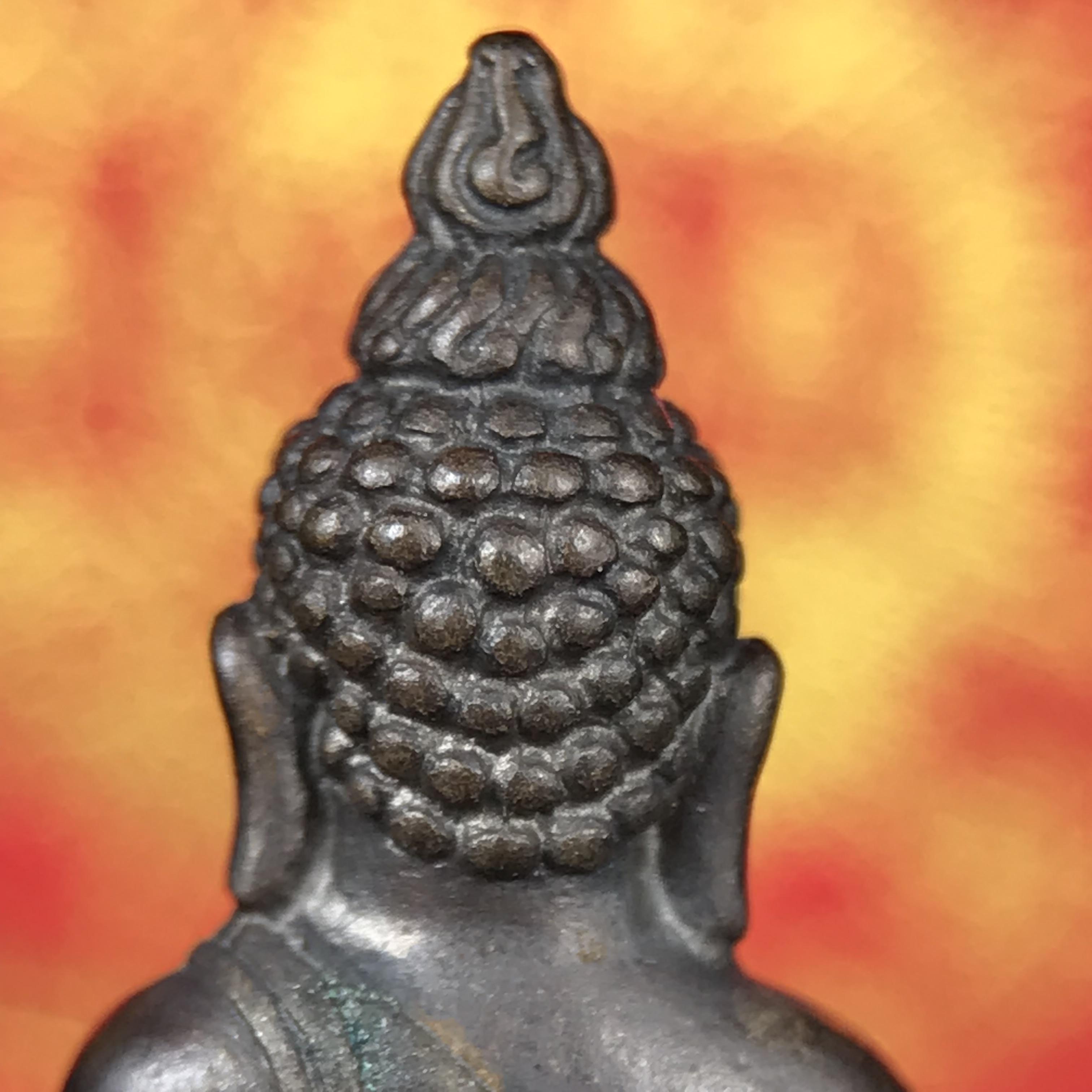 พระกริ่งไพรีพินาศ บรรจุเหล็กไหล ครั้งแรกและครั้งเดียวในประวัติศาสตร์ เฉลิมพระเกียรติ พระบาทสมเด็จพระเจ้าอยู่หัวรัชกาลที่9 พระชนมพรรษา 6 รอบ ปี2542 เนื้อนวโลหะผสมทองคำ(บรรจุเหล็กไหล)ดีนอก-ดีใน พิธีใหญ่ มวลสารเด่น (หายาก)