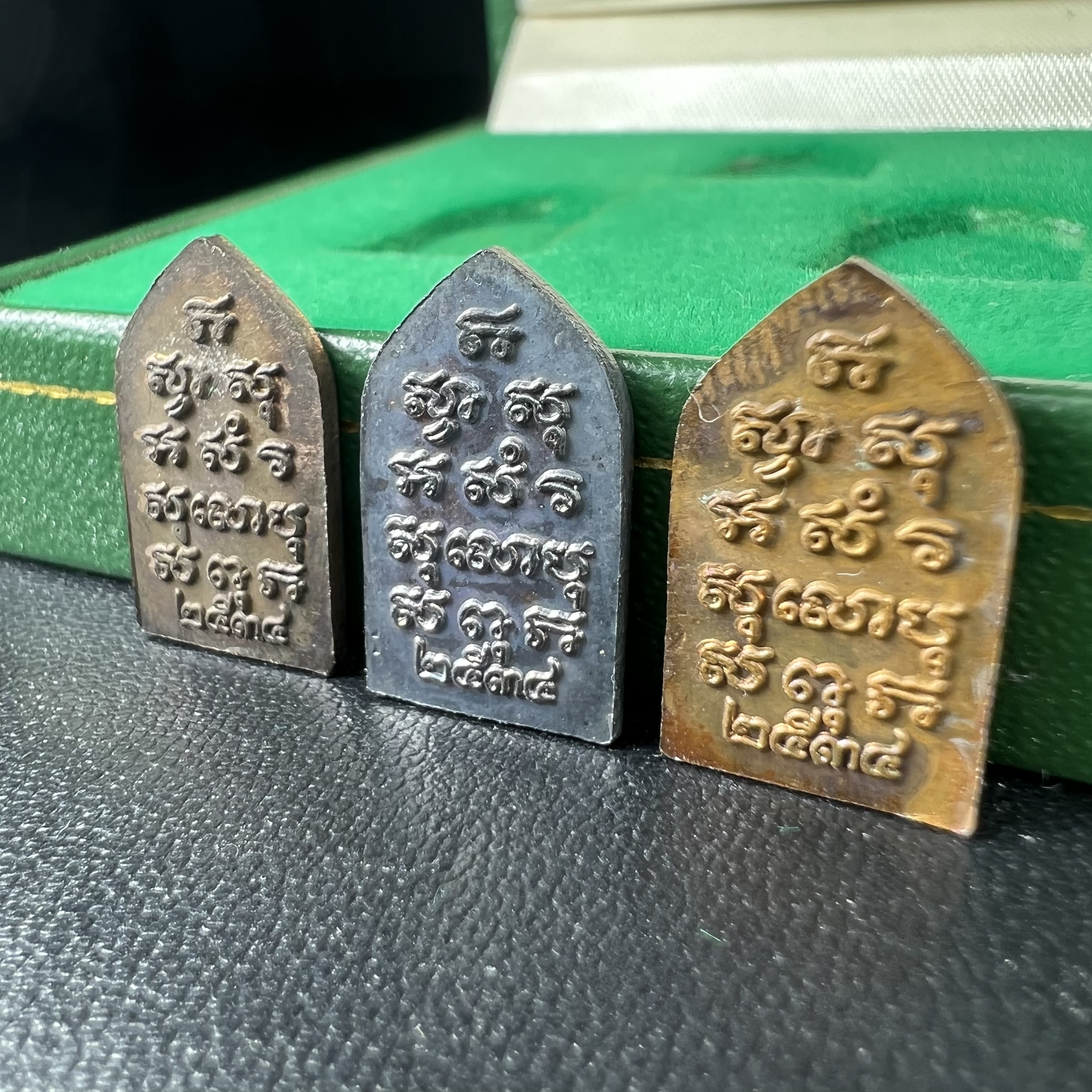 เหรียญพระไพรีพินาศ วัดบวรนิเวศราชวรวิหาร ปี2534 พิมพ์ห้าเหลี่ยม(เนื้อนวโลหะ-เนื้อเงิน-เนื้อทองแดง)(พระชุดหลักสายสมเด็จพระญาณสังวร สมเด็จพระสังฆราชองค์ที่19) (หายากสภาพสวยกล่องเดิมครบสมบูรณ์) 1ใน 700 ชุด