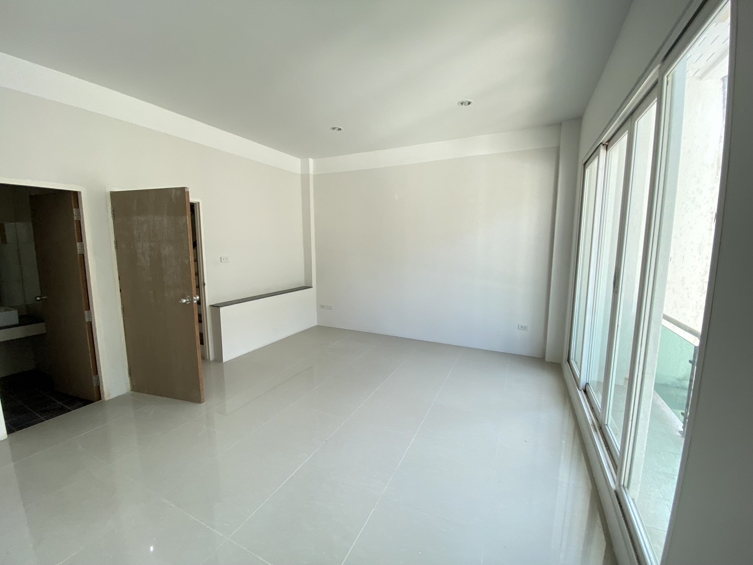 For Sales : Sea front, 2-Story commercial buildings, 3 Bedroom 6 Bathroom