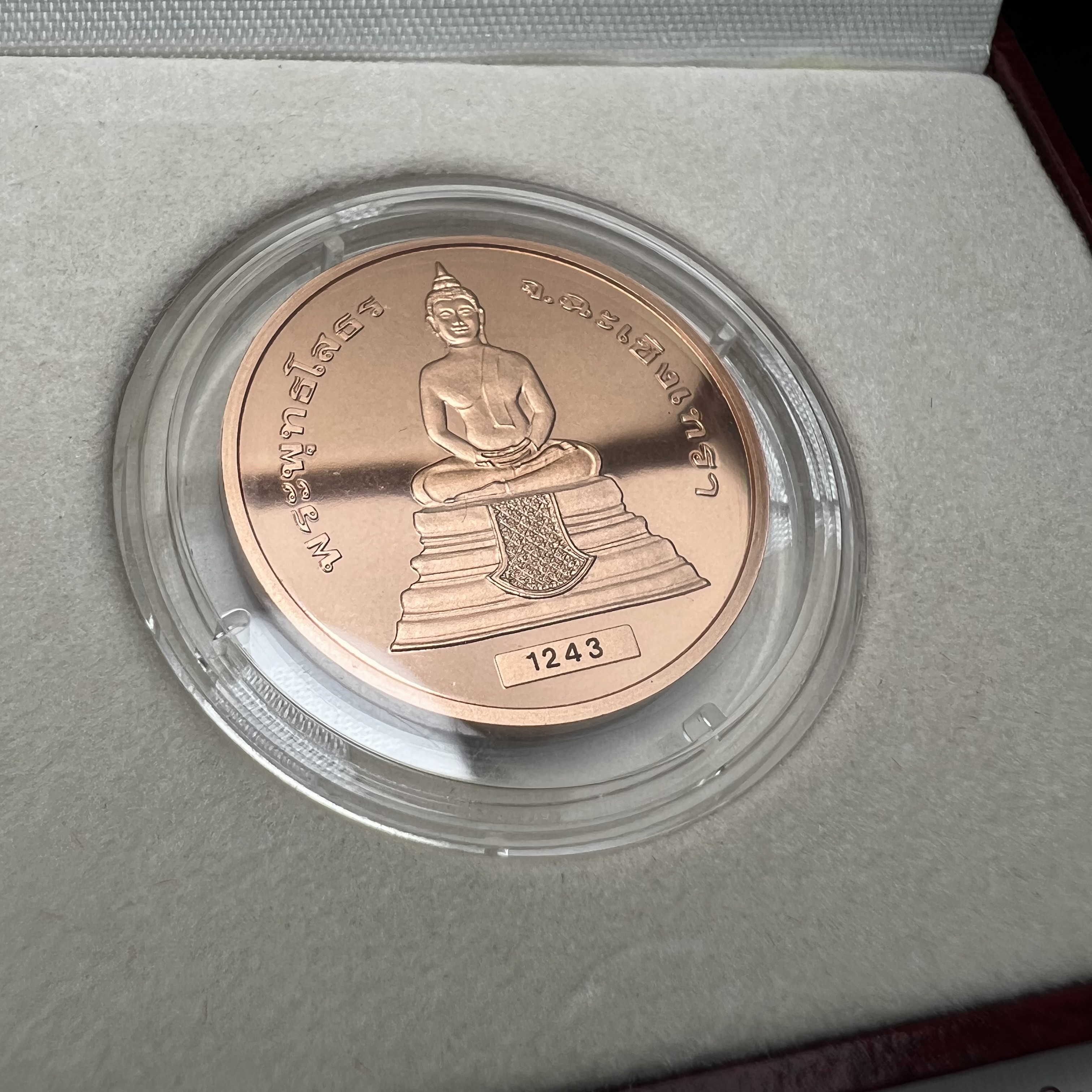 เหรียญพระพุทธโสธร-สมเด็จพระปิยมหาราช รุ่นกาญจนาภิเษก วัดสุทัศน์เทพวราราม ปี2538 ครบชุดสามกษัตริย์ 1 ชุดมี 3 เนื้อ (เงินขัดเงา+กะไหล่ทองขัดเงา+ทองแดงบริสุทธิ์ขัดเงา) ขนาด 27 มม. ครบชุดพิมพ์ใหญ่หมายเลขเดียวกันพร้อมกล่องและใบรับรองเดิม(1ใน 2000 ชุดหายาก)