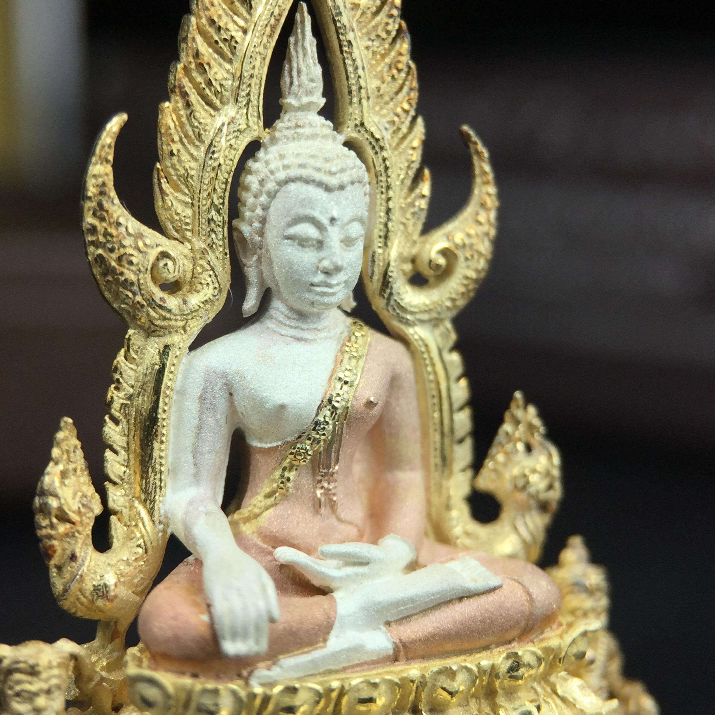 พระพุทธชินราช ภปร. โครงการ "เพราะแผ่นดินนี้ คือ แผ่นดินเกิด" ปี2548(รุ่นแรก) ลอยองค์ หน้าตัก 1/2 นิ้ว เนื้อเงินสามกษัตริย์(ผิวเดิมติดรุ้งๆสวยดีมีเสน่ห์) พุทธศิลป์งดงามทรงคุณค่า รุ่นยอดนิยม