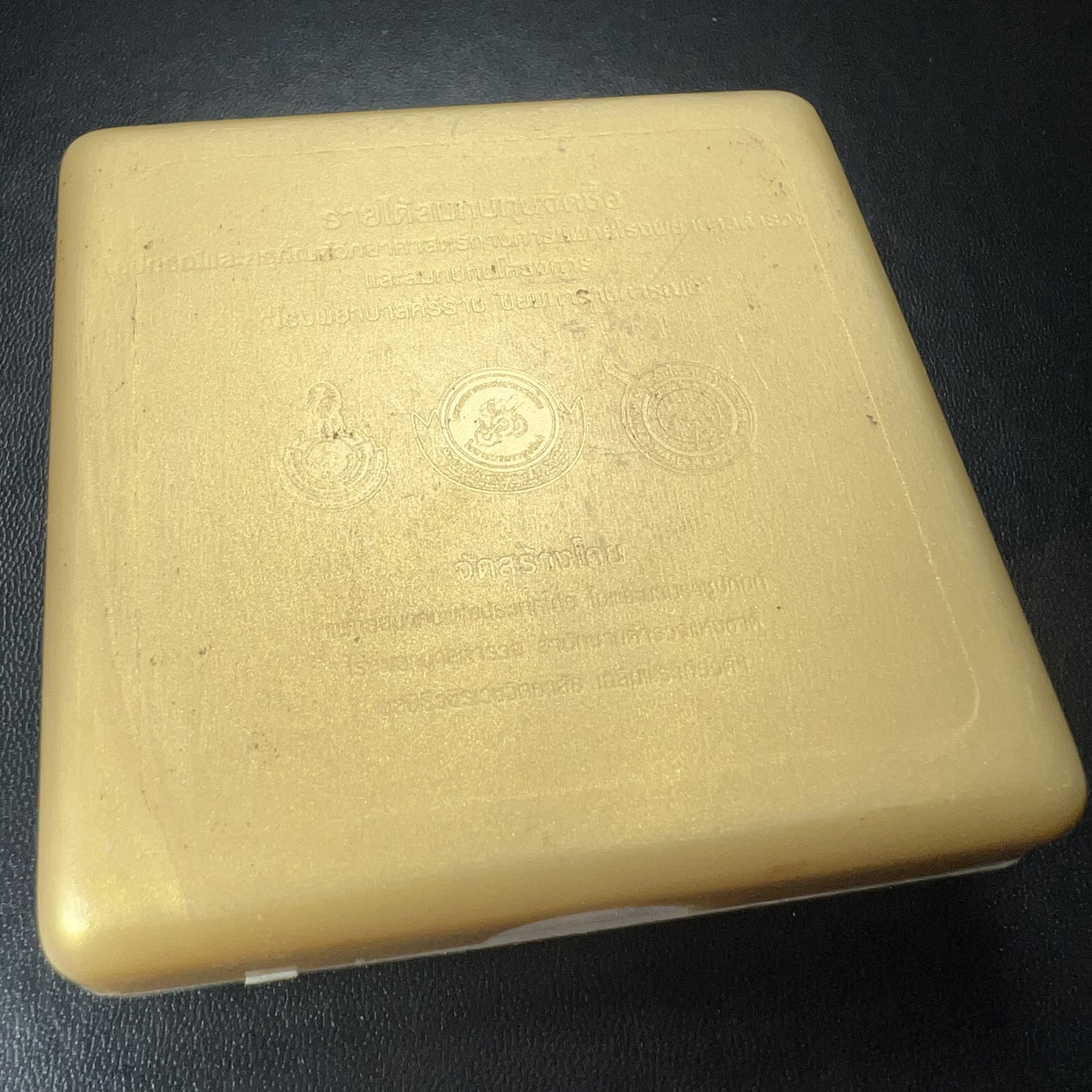 พระพุทธชินราช(จำลอง) ภปร. 84 พรรษา เนื้อเงินชุบทองคำขาว พิมพ์เล็กขนาดหน้าตัก 1/4 นิ้ว (สภาพผิวเดิมสวย ขึ้นสีรุ้งธรรมชาติ แบบนิยม)(พระราชทานมวลสาร จิตรลดาและเส้นพระเจ้า(เส้นผม))พุทธศิลป์ทรงคุณค่าอีกหนึ่งรุ่นยอดนิยม