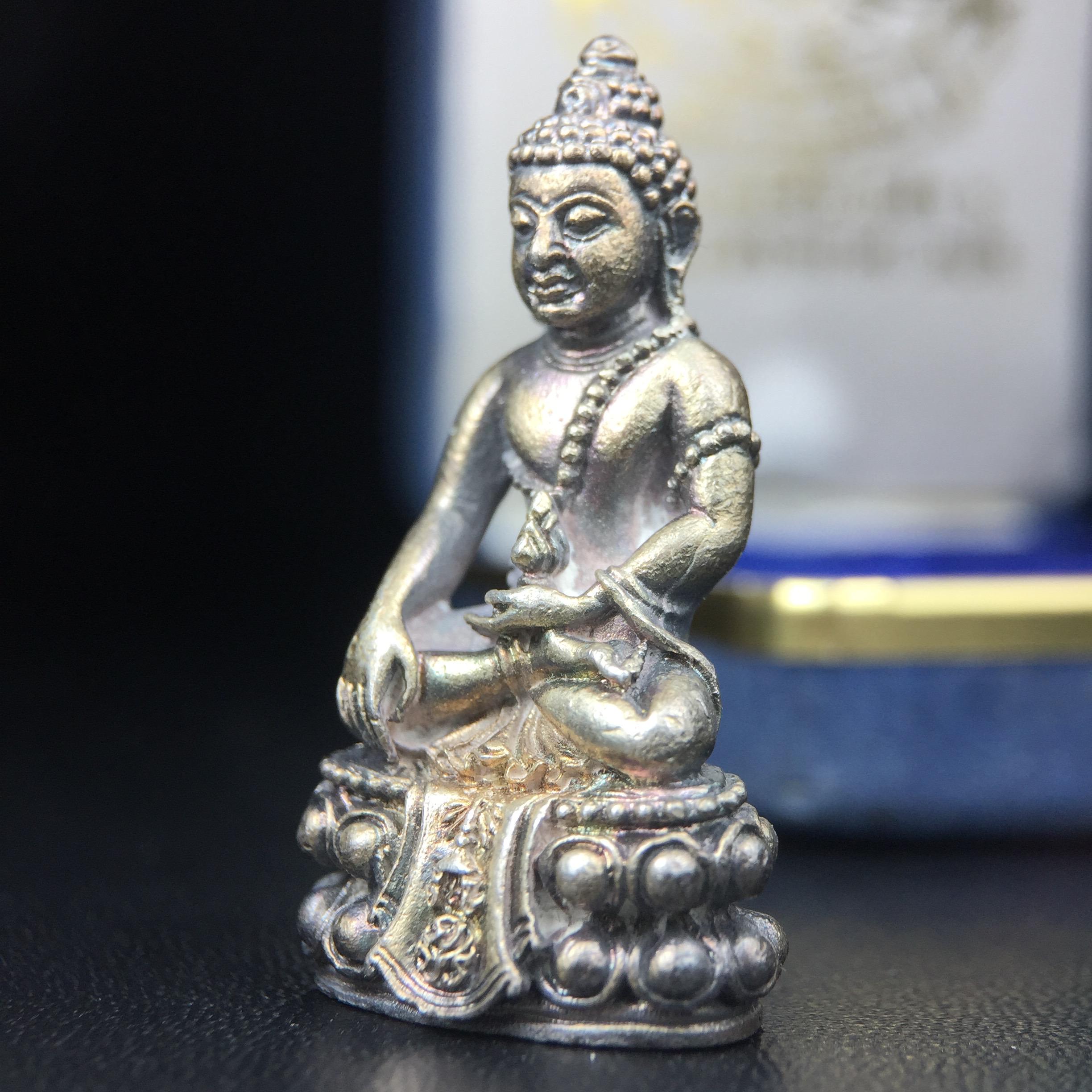 พระกริ่งศิรากาศ ภปร.(พระกริ่งคุ้มเกล้า)วัตถุมงคล"คุ้มเกล้าฯ" มูลนิธิ “คุ้มเกล้า” ในพระบรมราชูปถัมภ์ จัดสร้าง โรงพยาบาลภูมิพล เนื้อเงิน(พิมพ์หน้าไทย)(สภาพผิวเดิมขึ้นน้ำทองรุ้งๆทั่วองค์สวยมาก มาพร้อมกล่องบรรจุเดิมแบบนี้หายาก)(รัชกาลที่9เสด็จเททอง)