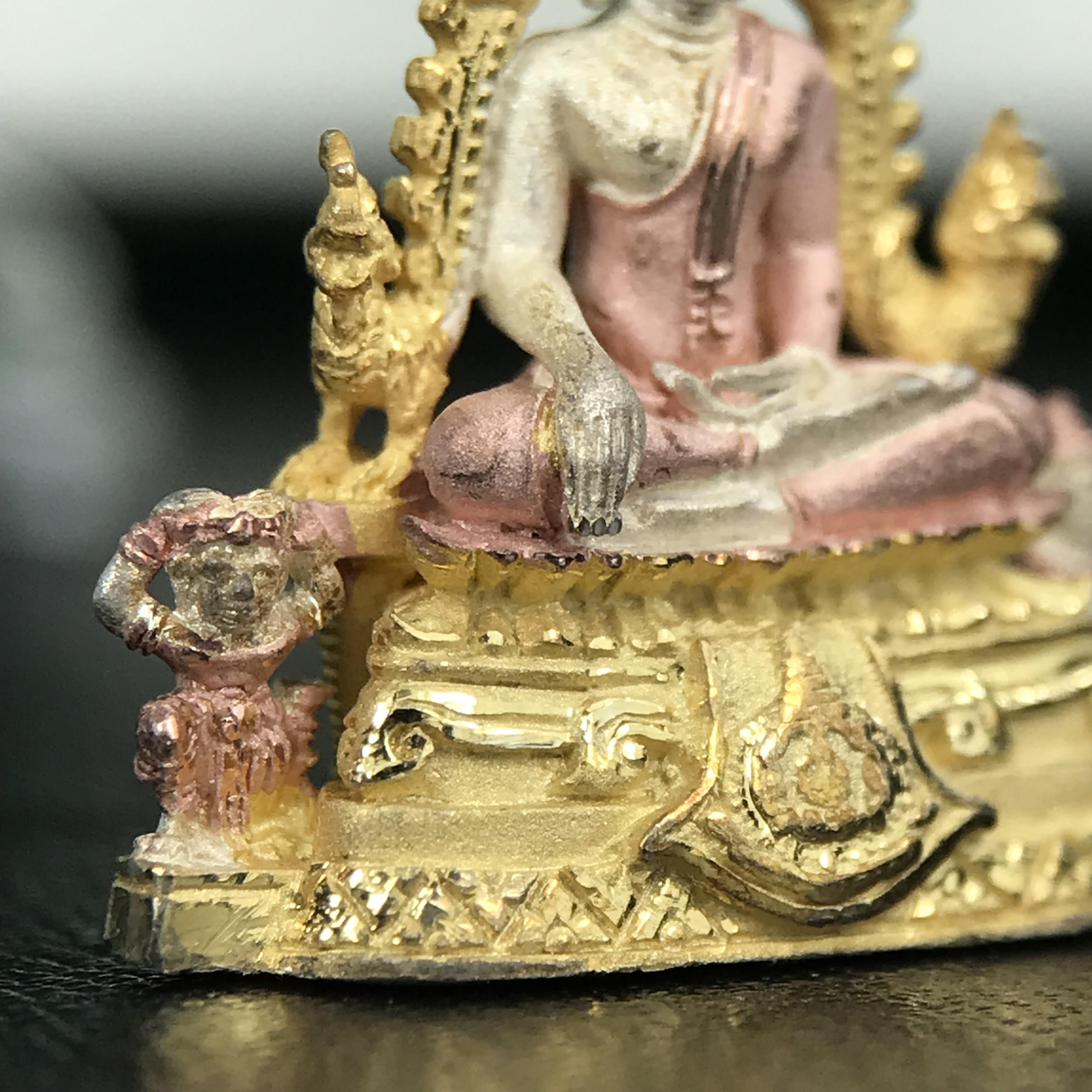 พระพุทธชินราช ภปร. ในวโรกาสพระราชพิธีมหามงคล เฉลิมพระชนมายุ6รอบ 5ธันวาคม2542 มูลนิธิพิทักษ์ดวงตาประชาชน จัดสร้าง เนื้อเงินบริสุทธิ์ 99.9% แบบสามกษัตริย์ขัดเงาบางส่วน พิมพ์กลาง ขนาดสูง 2.4 ซม. พร้อมกล่องบรรจุเดิม