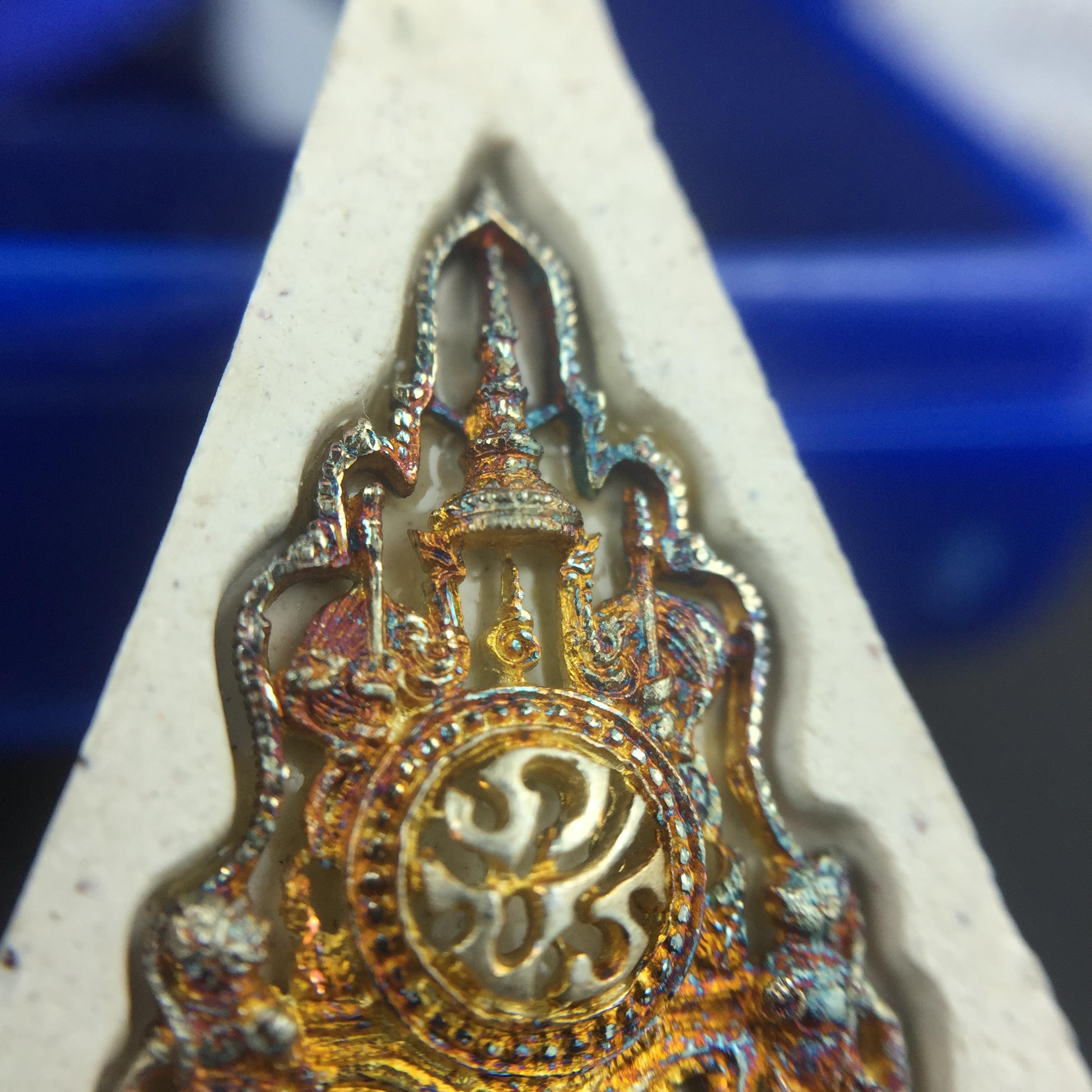 พระแก้วมรกต(จำลอง)ทรงเครื่องฤดูร้อน พระผงบูชา ด้านหน้าปิดทอง ด้านหลังตราสัญลักษณ์ฉลองสิริราชสมบัติครบ 60ปี เนื้อเงินขึ้นสีรุ้งธรรมชาติสร้างสรรค์งดงาม(รุ่นนี้ได้พระราชทานเส้นพระเจ้า(เส้นผม)รัชกาลที่9ในการจัดสร้าง)