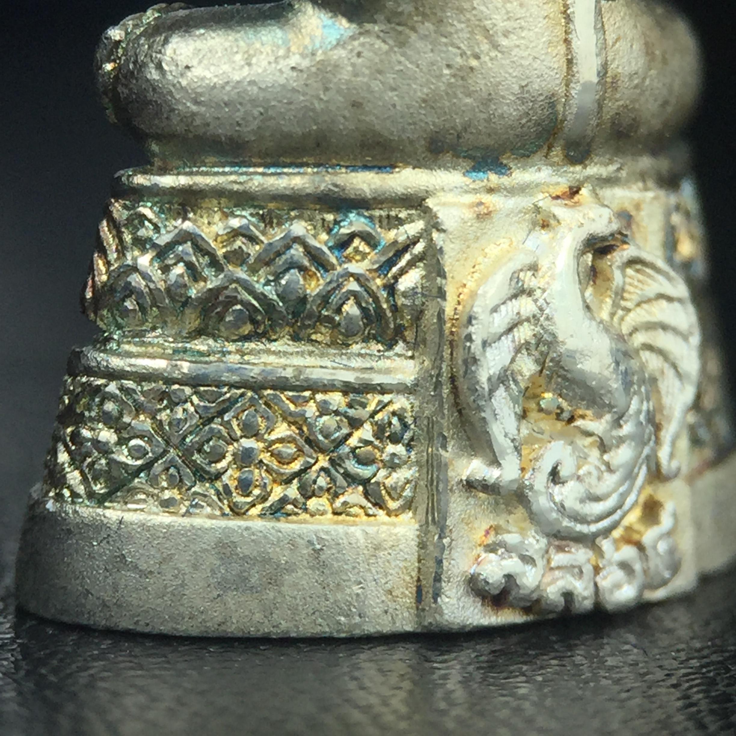 พระแก้วมรกต กรมสรรพสามิตจัดสร้างขึ้นเนื่องในโอกาสครบรอบ 64 ปีของกรมสรรพสามิต และเนื่องในวโรกาสที่พระบาทสมเด็จพระเจ้าอยู่หัวทรงครองราชย์ครบ50ปีเมื่อ พ.ศ.2539 เนื้อเงินทรายนวลขัดเงา(ผิวเดิมๆขึ้นสีรุ้งธรรมชาติสวย(สเน่ห์พระเนื้อเงินสีสันที่ธรรมชาติสรรค์สร้าง)