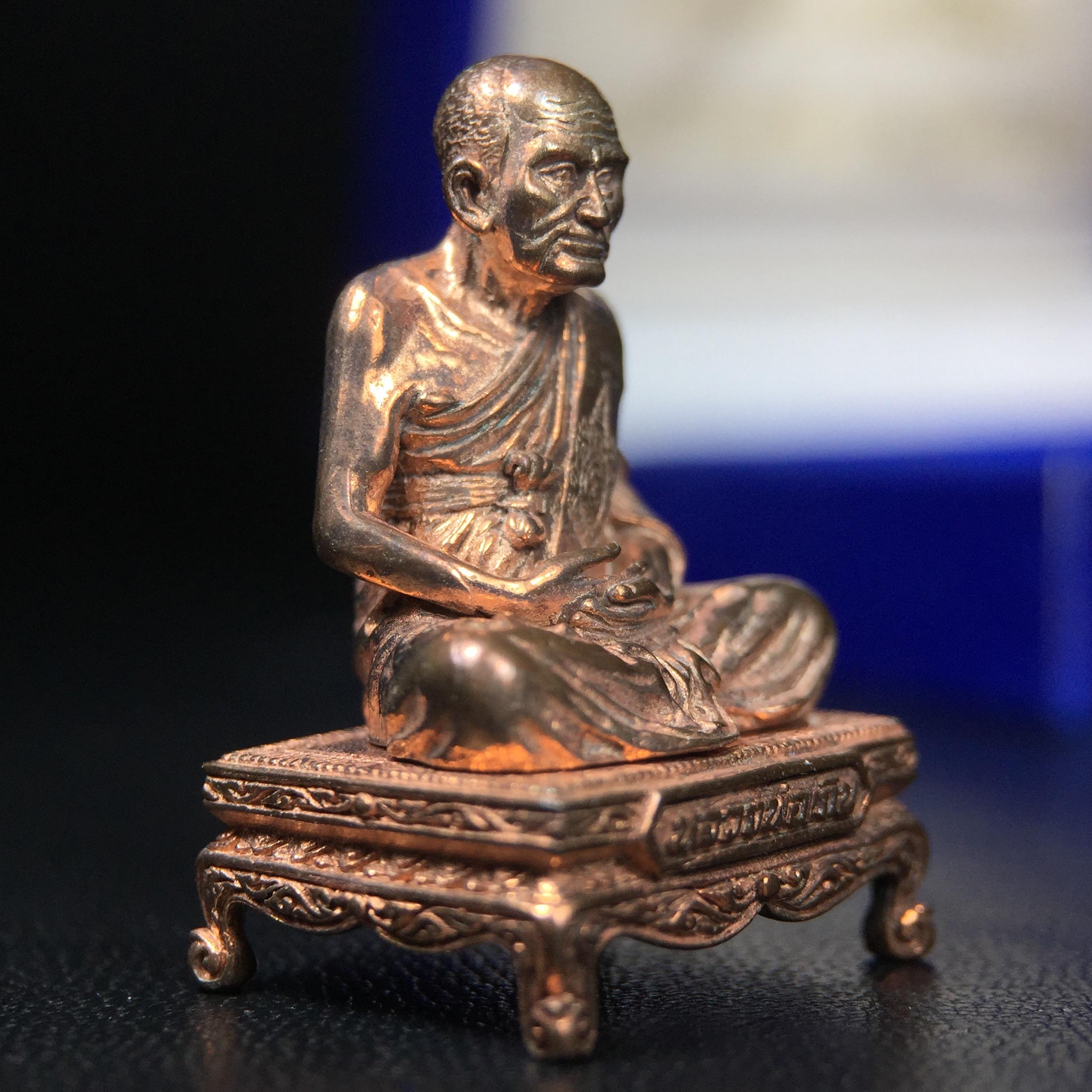 รูปหล่อหลวงพ่อเงิน วัดบางคลาน จ.พิจิตร พิมพ์หน้าเหมือนหลวงพ่อ "รุ่น 91 ปี กรมเสมียนตรา" กระทรวงกลาโหมจัดสร้างในปี 2543 พุทธาภิเษกใหญ่ 3 วัด 3พิธีวัดสุทัศน์ /วัดบางคลาน/วัดพระแก้ว เนื้อนวโลหะปัดเงา(แก่ทองคำ)พุทธศิลป์งดงามมากหายาก(ตอกโค๊ตหมาย ๖๐๘)