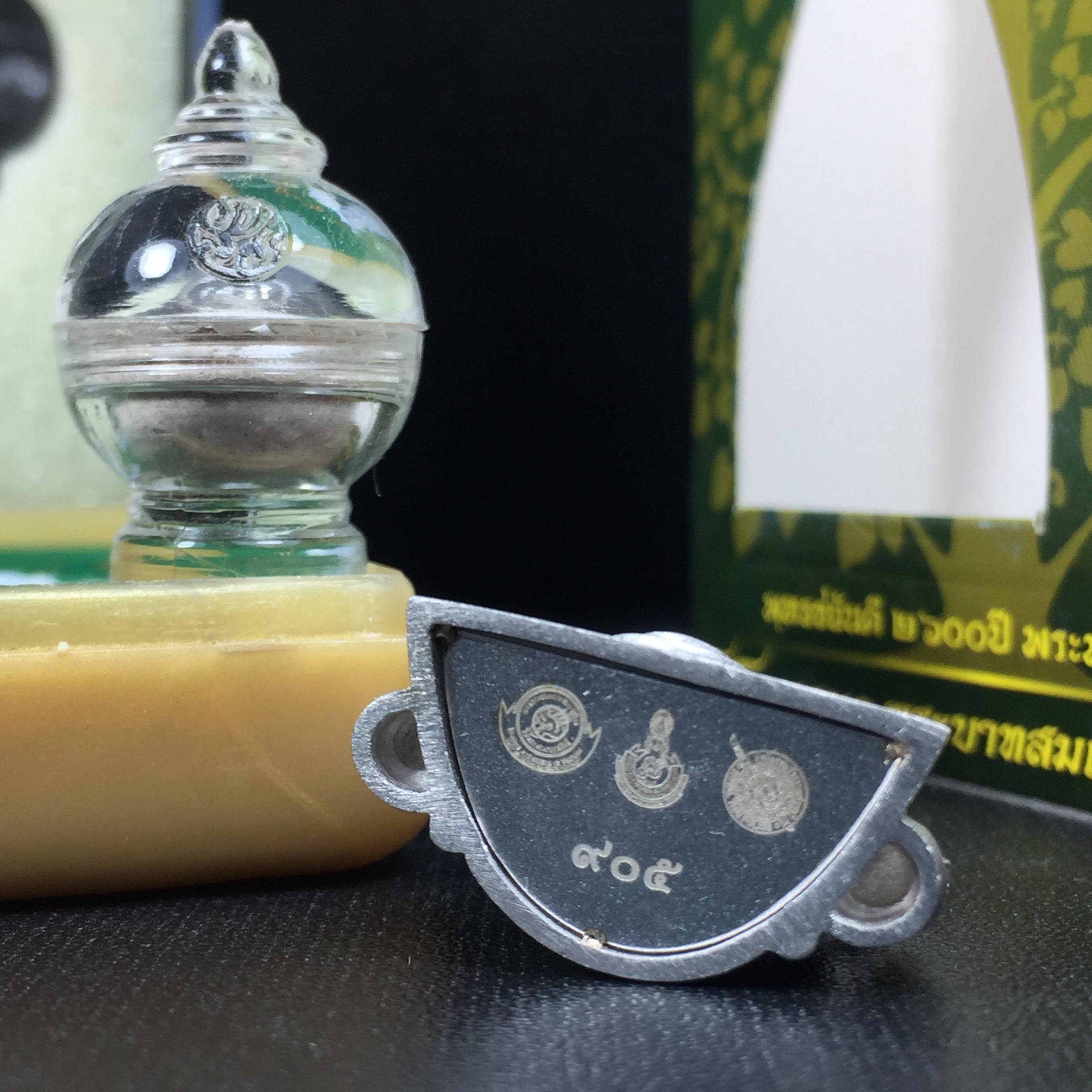 พระพุทธชินราช(จำลอง) ภปร. 84 พรรษา เนื้อเงินชุบทองคำขาว พิมพ์กลางขนาดหน้าตัก 1/2 นิ้ว(1ใน5000องค์) )(พระราชทานมวลสาร จิตรลดาและเส้นพระเจ้า(เส้นผม)รัชกาลที่9)