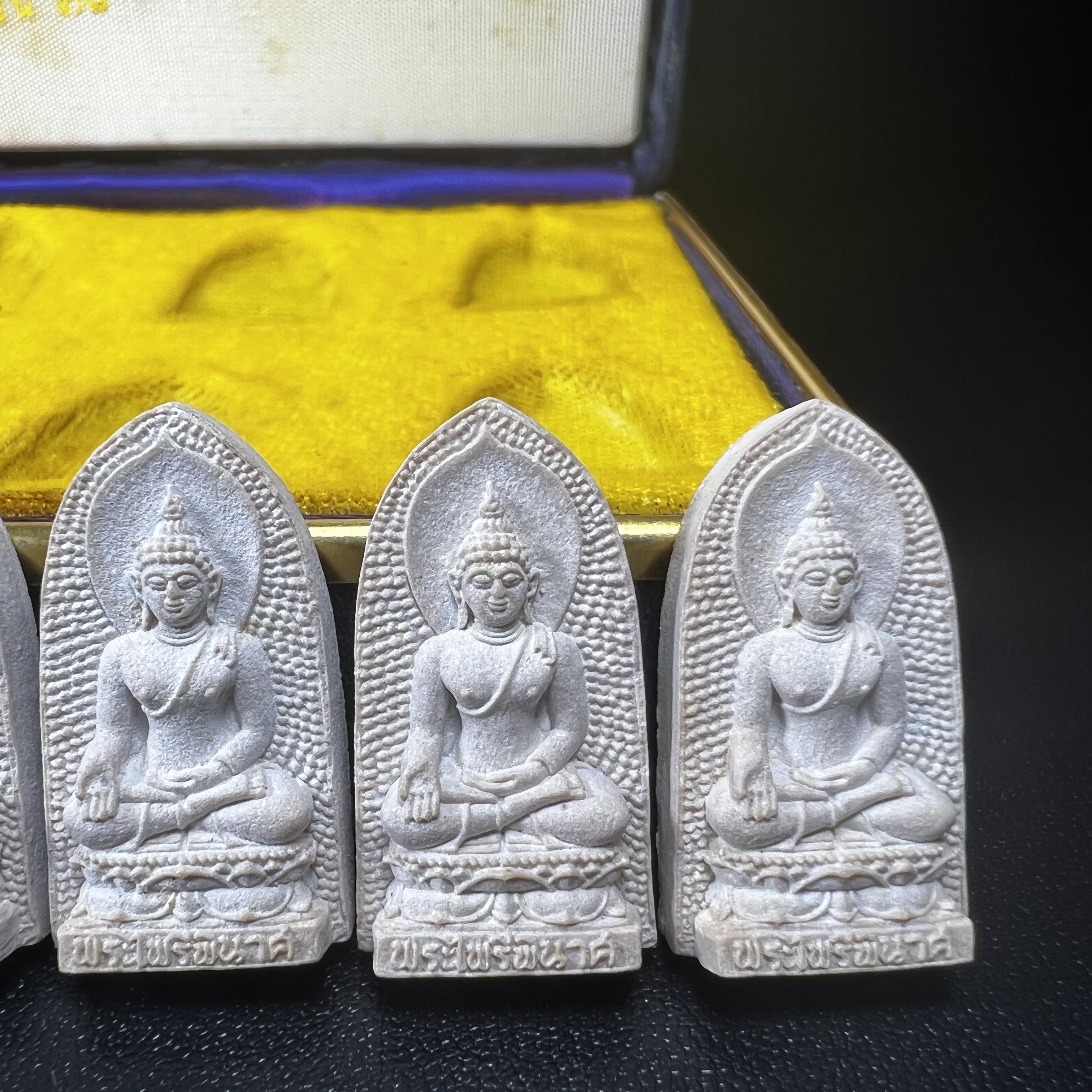 พระไพรีพินาศ ภปร. ครบ 5 รอบ ในหลวงรัชกาลที่ 9 ปี 2530(เนื้อผงพิมพ์ใหญ่) ชุดกรรมการ บรรจุจำนวน 10 องค์ ในกล่อง ตราสัญลักษณ์ ภปร.(ในหลวงรัชกาลที่9เสด็จในพิธีเจิมพระสุหร่าย)พระดี พิธีใหญ่ ประกอบพิธีพุทธาภิเษกพร้อมกับพิธีพระกริ่งปวเรศ ปี2530 วัดบวรนิเวศวิหาร