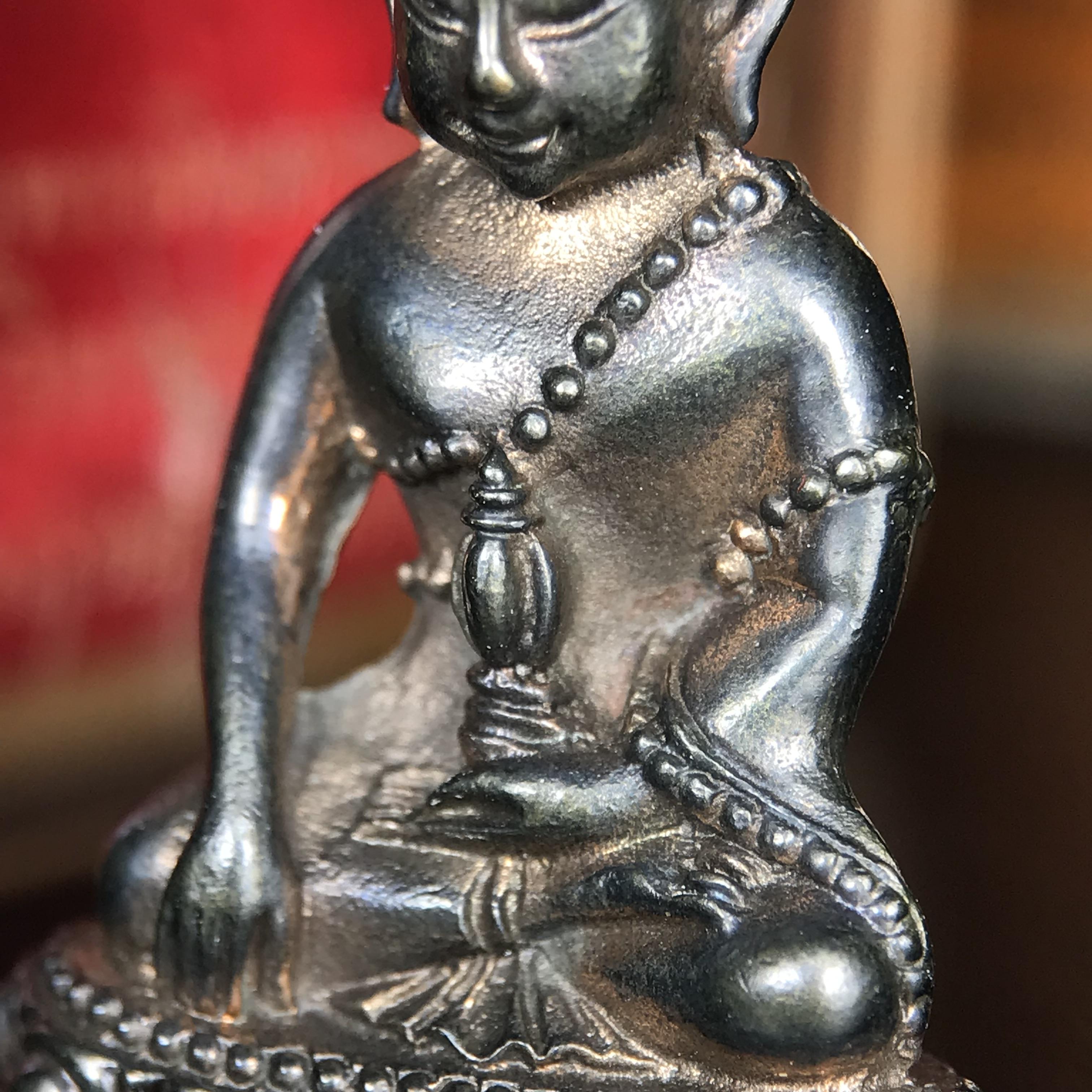 พระกริ่งนเรศวรพระองค์ดำ + พระชัยวัฒน์พระองค์ดำ อนุสรณ์ 100 ปี พิษณุโลกพิทยาคม (โรงเรียนชาย) พิธีจักรพรรดิมหาพุทธาภิเษก ปี 2542 เนื้อนวโลหะ(เต็มสูตรแก่ทองคำ) พิธีใหญ่มวลสารดีเกจิอาจารย์ยอดนิยมร่วมปลุกเสก*** ตอกโค้ดและหมายเลข*** 1 ใน 4999 องค์ ยอดนิยมหายาก