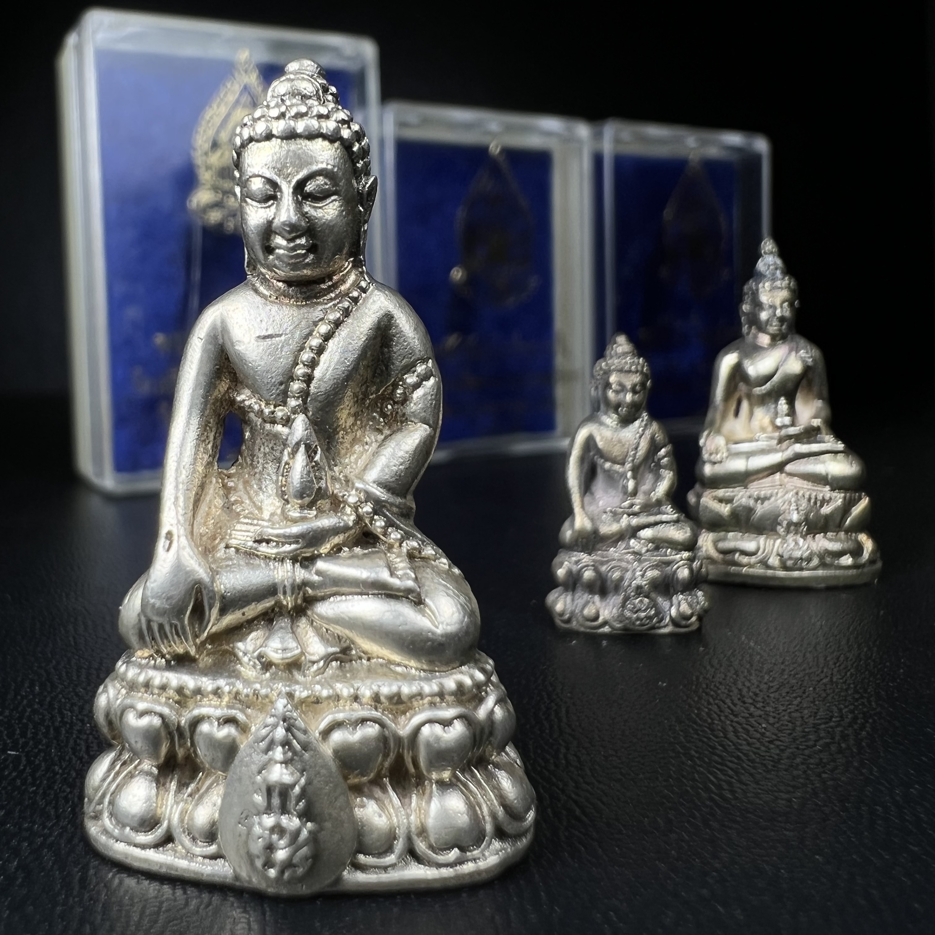 พระกริ่งนวปทุม ภปร.-พระชัยวัฒน์นวปทุม ภปร.-พระกริ่งไพรีพินาศ ภปร. รุ่นแรก วัดปทุมวนาราม ครบชุดเนื้อเงิน ปี2535(ในหลวงรัชกาลที่9เสด็จเททอง)(1ใน3000องค์)หายาก***เก็บทีเดียวครบชุดไปเลยรุ่นนี้ แนะนำ....ตอนนี้หายากแล้ว***