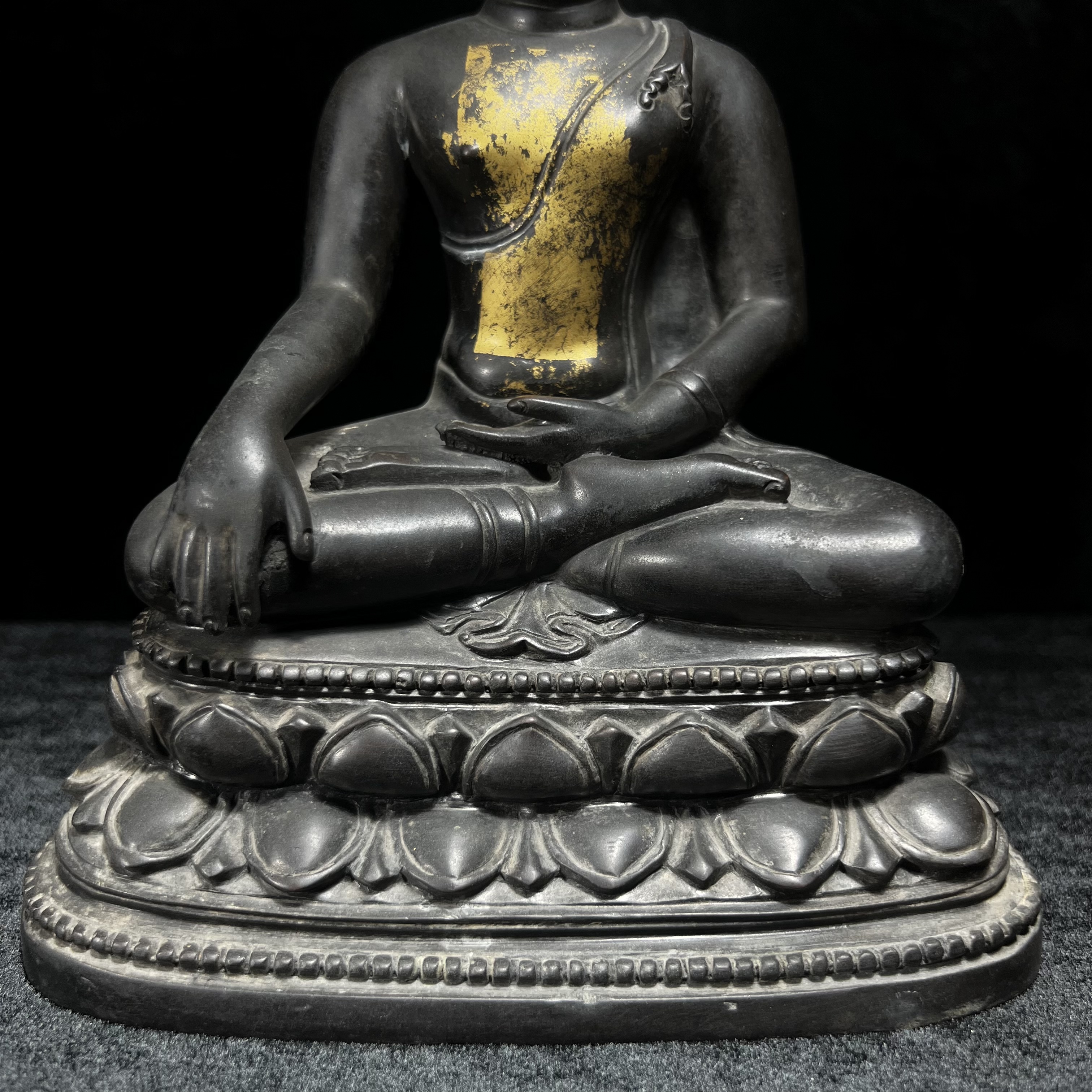 พระพุทธรูปบูชา จปร. ศิลปะไทยประยุกต์ แบบคุปตะ(อินเดีย) พระบาทสมเด็จพระเจ้าอยู่หัวรัชกาลที่ 9 ทรงเสด็จพระราชดำเนินมาในงาน เททองหล่อ ณ.วัดราชบพิธสถิตมหาสีมาราม เนื่องในงานฉลองครบ100ปี วัดราชบพิธฯ ปี 2513 เข้าหุ่นดินไทย ขนาดหน้าตัก 5 นิ้ว พิธีใหญ่