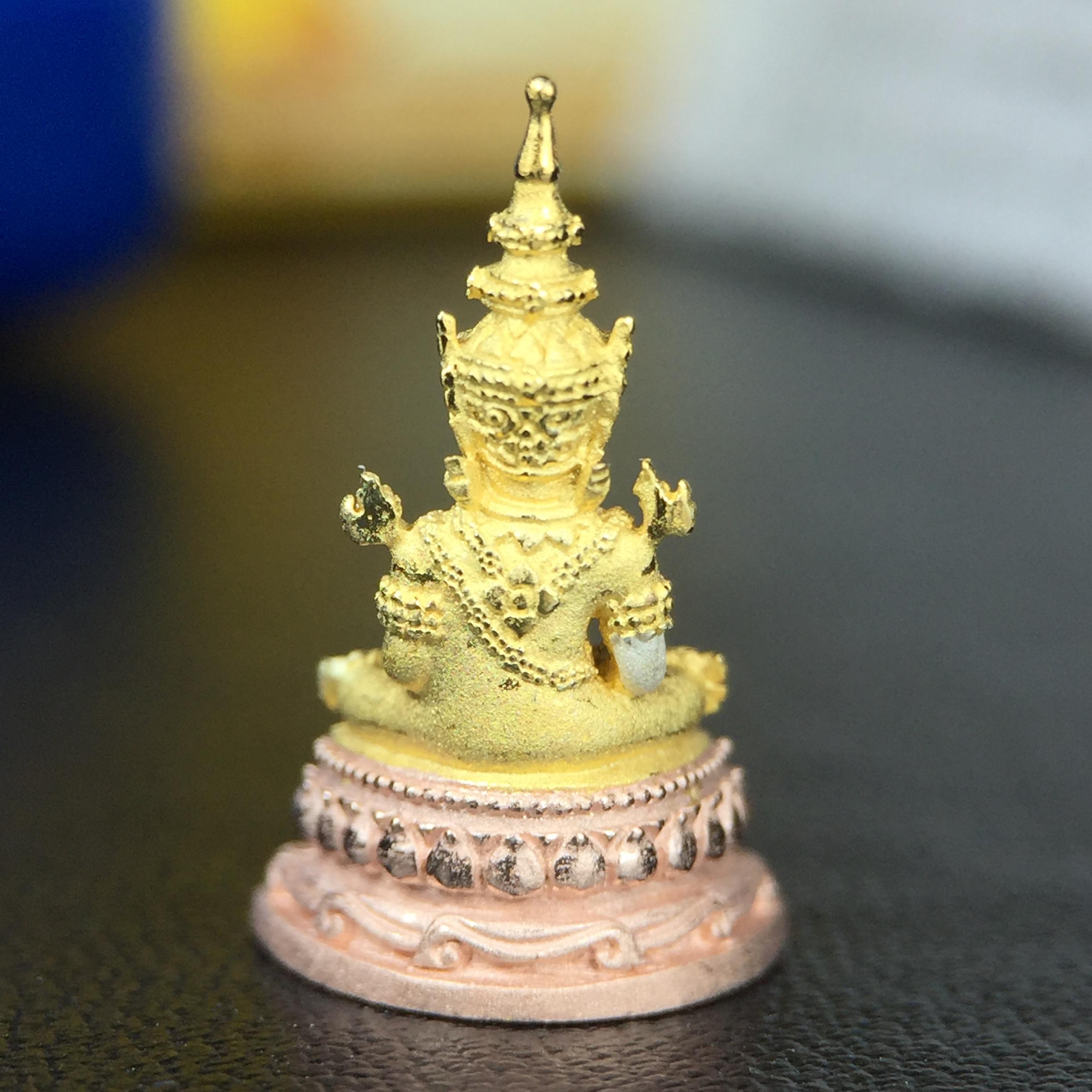 พระแก้วมรกต(จำลอง)ลอยองค์ ขนาดหน้าตัก 1/4 นิ้ว ทรงเครื่องฤดูร้อน เนื้อเงินสามกษัตริย์ ตราสัญลักษณ์ฉลองสิริราชสมบัติครบ 60 ปี พ.ศ.2549(สภาพสวย ครบ สมบูรณ์)