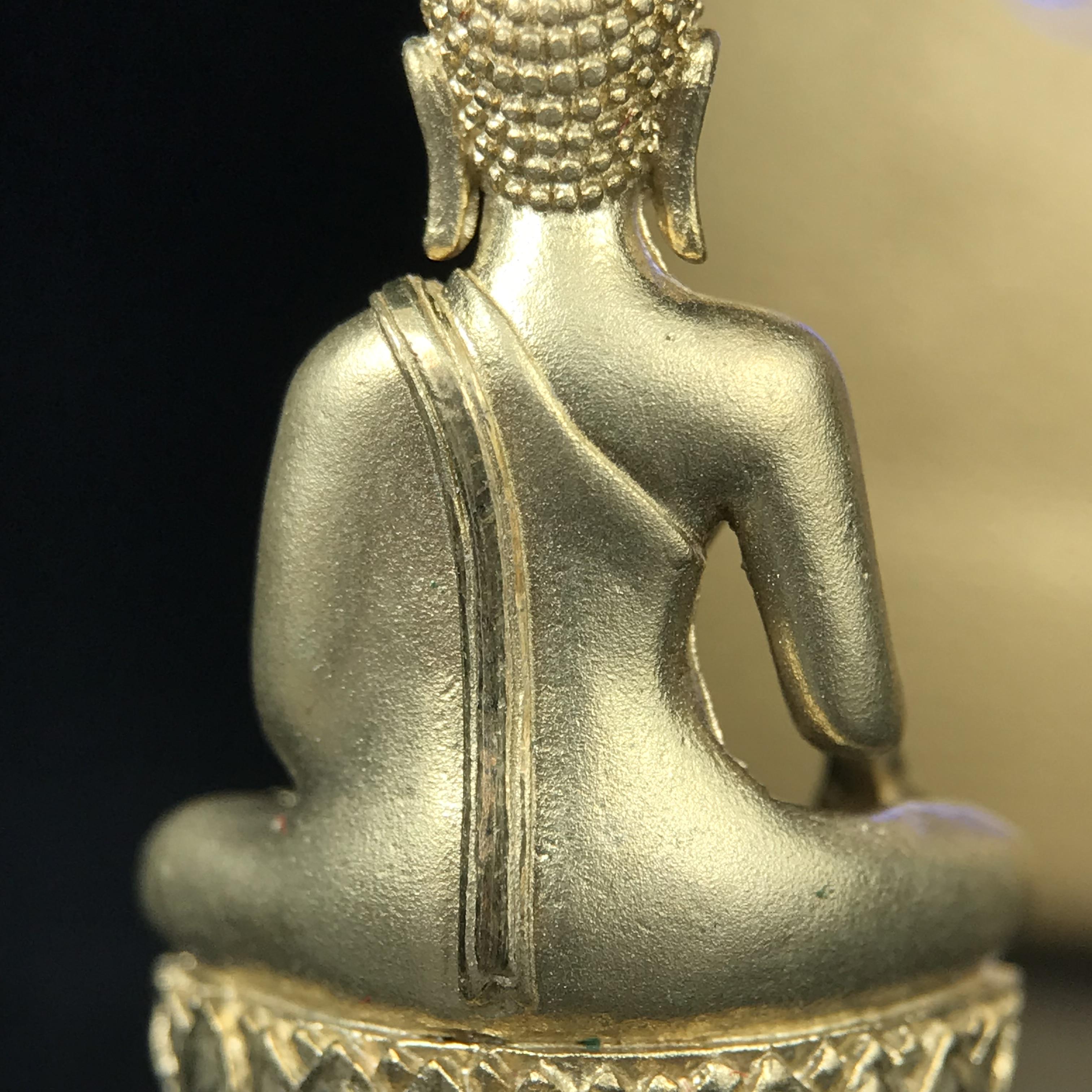 พระกริ่งพระพุทธนวราชบพิตร ตรากาญจนาภิเษกครองสิริราชสมบัติครบ 50 ปี รัชกาลที่ 9 ปี 2540 เนื้อทอง93(หายากพบเจอน้อยมาก) ขนาดสูง 3.2 ซม. พุทธศิลป์สวยงดงามและพิธีใหญ่วัดพระแก้ว(พุทธนวราชบพิตร นิมิตรหมายแห่งความสามัคคี ด้วยไมตรีแห่งองค์พระภูมิพล)