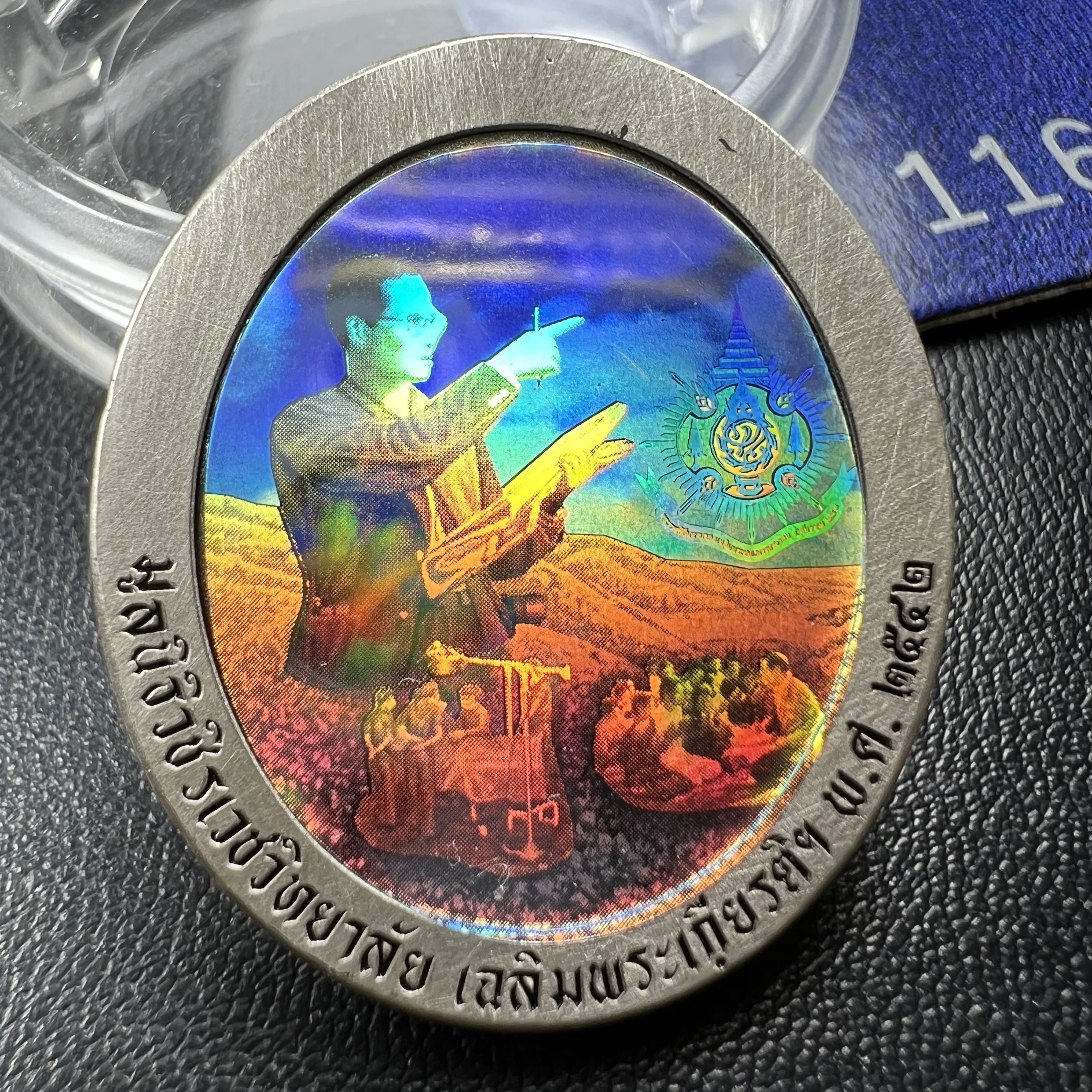 เหรียญ ร.9 เฉลิมพระเกียรติ 72 พรรษา 3 มิติโฮโลแกรม(รุ่นแรก) เหรียญนิเกิ้ลเคลือบเงิน 999(ชุบเงินรมดำ)(ผลิตจากโรงงานกษาปณ์ฮูกานินทร์ ประเทศสวิสเซอร์แลนด์) (สภาพสวยเดิมพร้อมซองบรรจุเดิม)หมายเลข11699(เลขสวย)