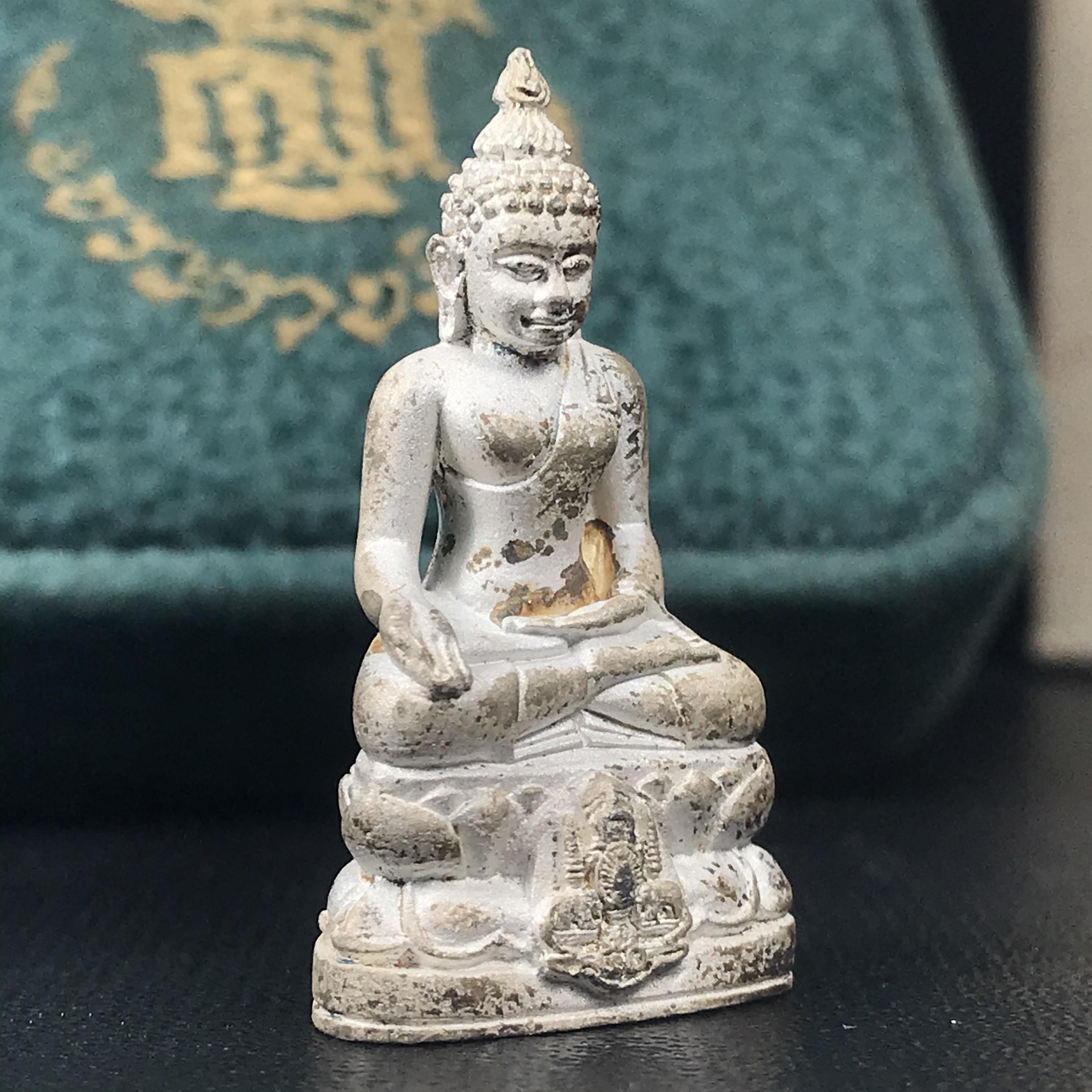 พระกริ่งไพรีพินาศ ครองสิริราชสมบัติครบ 50 ปี พ.ศ.2540 เนื้อเงิน ผิวเดิมสวย ครบ สมบูรณ์ ชุดพระราชทาน(หายาก)