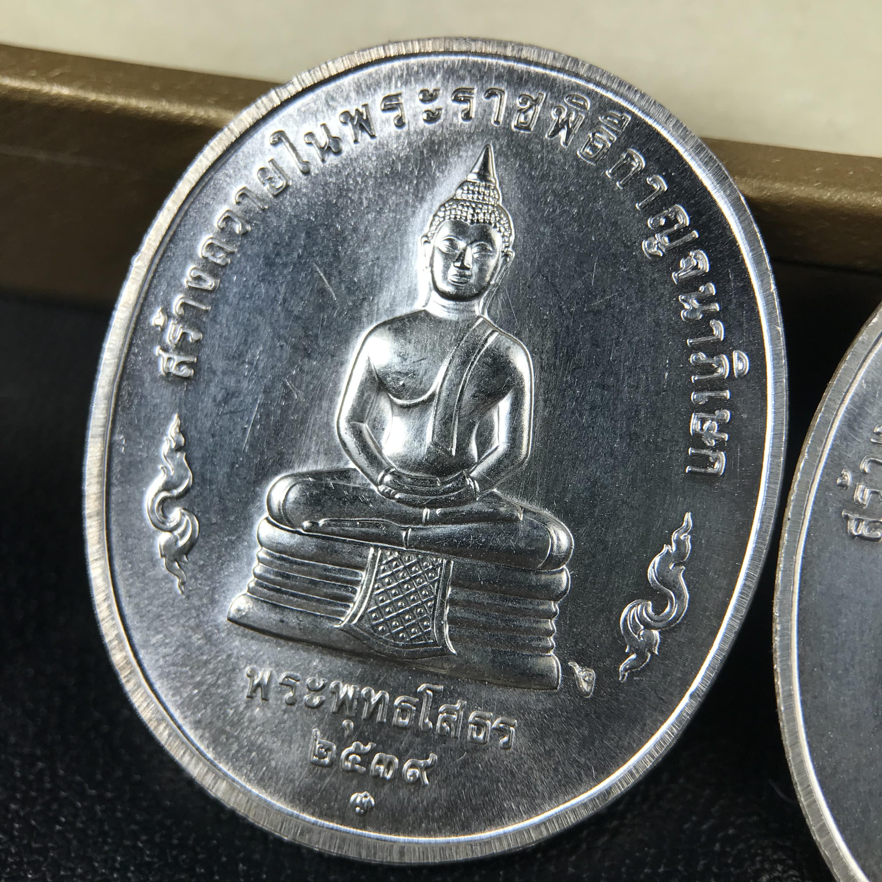 ชุดเหรียญพระพุทธปัญจภาคี ปี 2539 ครบชุด 5 เหรียญ พิมพ์ใหญ่ขนาดสูง 3 ซม. เนื้อเงิน โค๊ต ง.(เงิน) บล็อกกษาปณ์ พร้อมกล่องบรรจุซีนซองเดิมครบสภาพสวย เนื่องในมหามงคลวโรกาสที่ในหลวงรัชกาลที่ 9 ทรงครองสิริราชสมบัติครบ 50ปี พิธีใหญ่ ณ พระอุโบสถวัดพระแก้ว