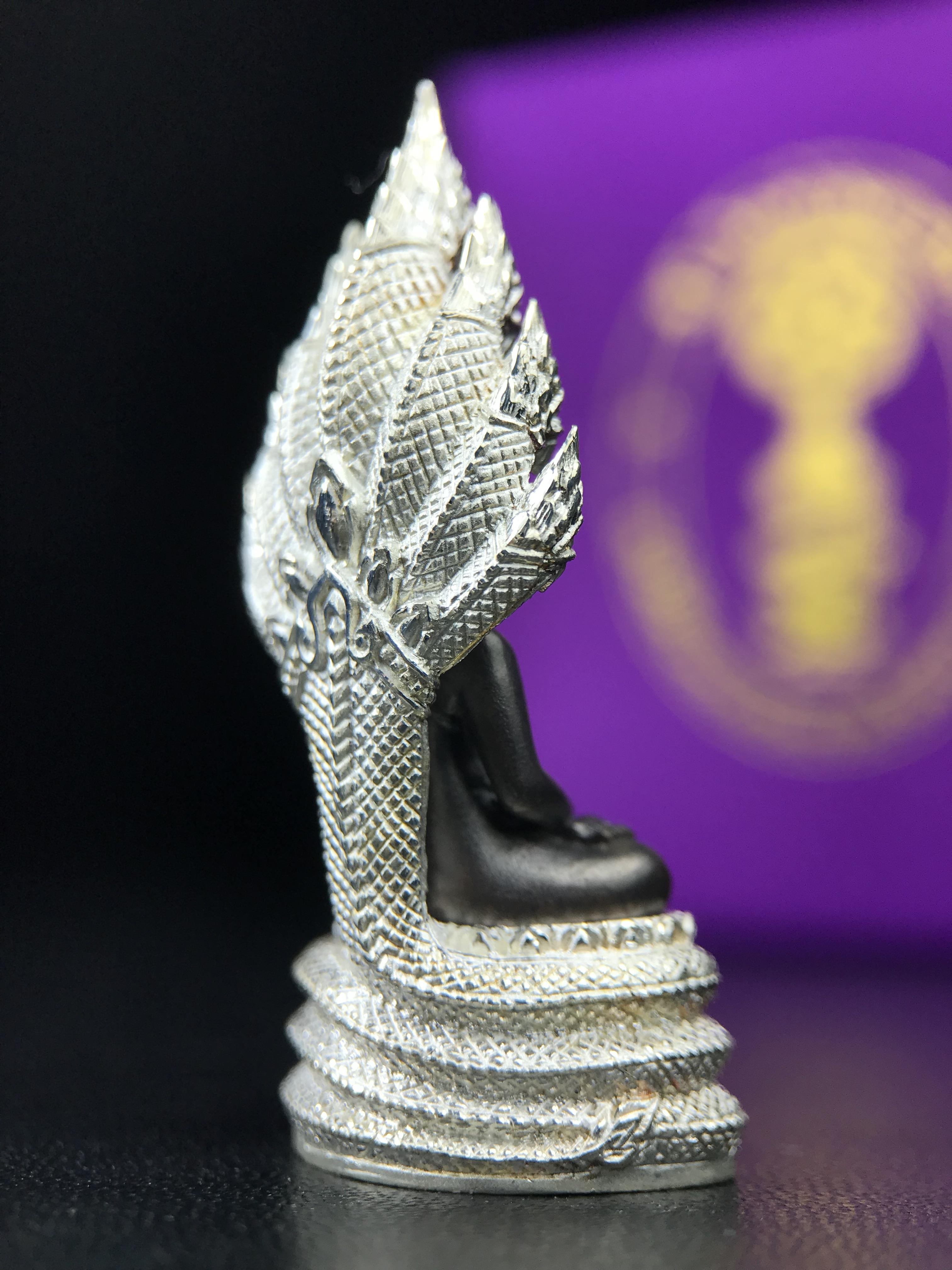 พระนาคปรก สธ. รุ่นสร้างพระอุโบสถเฉลิมพระเกียรติ 4 รอบ 84 พรรษา สมเด็จพระเทพรัตนราชสุดาฯ วัดบวรนิเวศวิหาร ปี 2543 พิมพ์ใหญ่ องค์พระเนื้อนวโลหะ ฐานนาคปรกเนื้อเงิน(สภาพ สวย )พิธีใหญ่ พุทธศิลป์งดงาม หายาก(องค์หมายเลขสวย ๒๖๗) (1 ใน 1999 องค์)