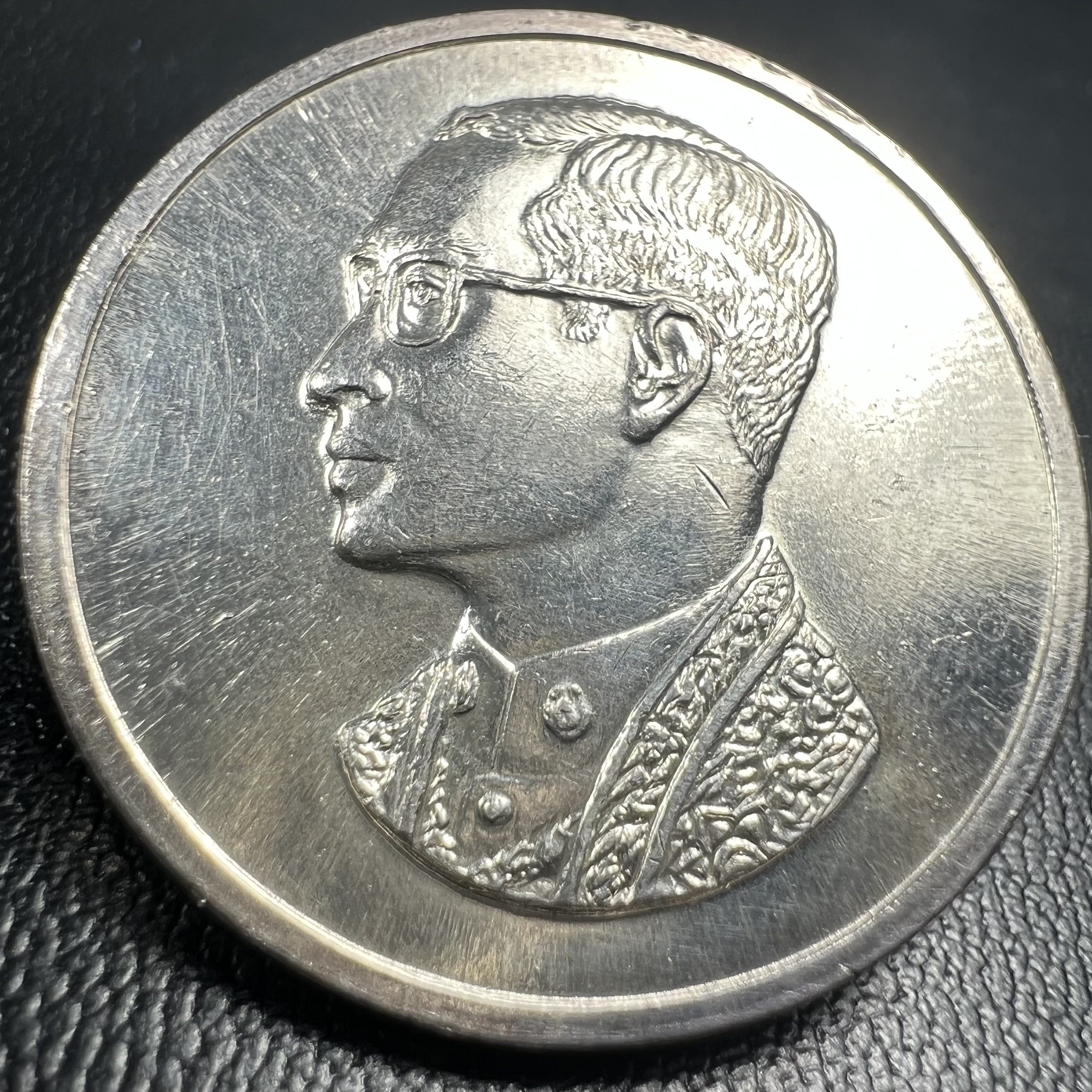 เหรียญพระบรมรูปคุ้มเกล้า รพ.ภูมิพล ปี2522 เนื้อเงิน พิมพ์ใหญ่ คัดสภาพสวยพร้อมซองบรรจุเดิม(ในหลวงรัชกาลที่9 ทรงจุดไฟพระฤกษ์และเททอง พิธีใหญ่)ยอดนิยม